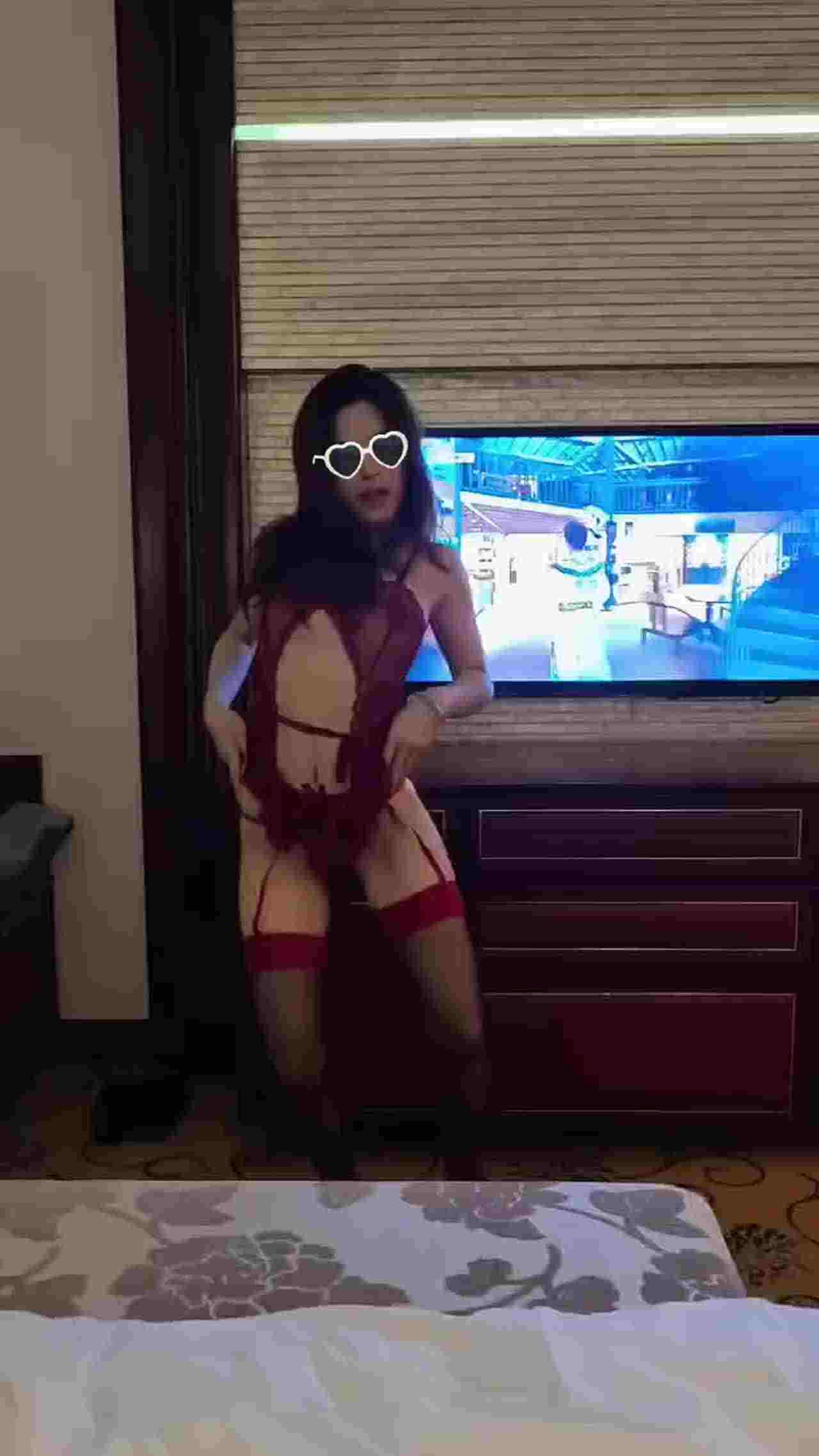  我家媳妇在我面前扭，受不了想干死她 的剧照10