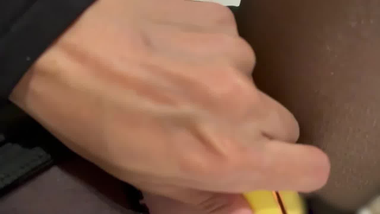  下雨错过末班车只能跑来酒店 不小心与同事擦枪走火 的剧照4