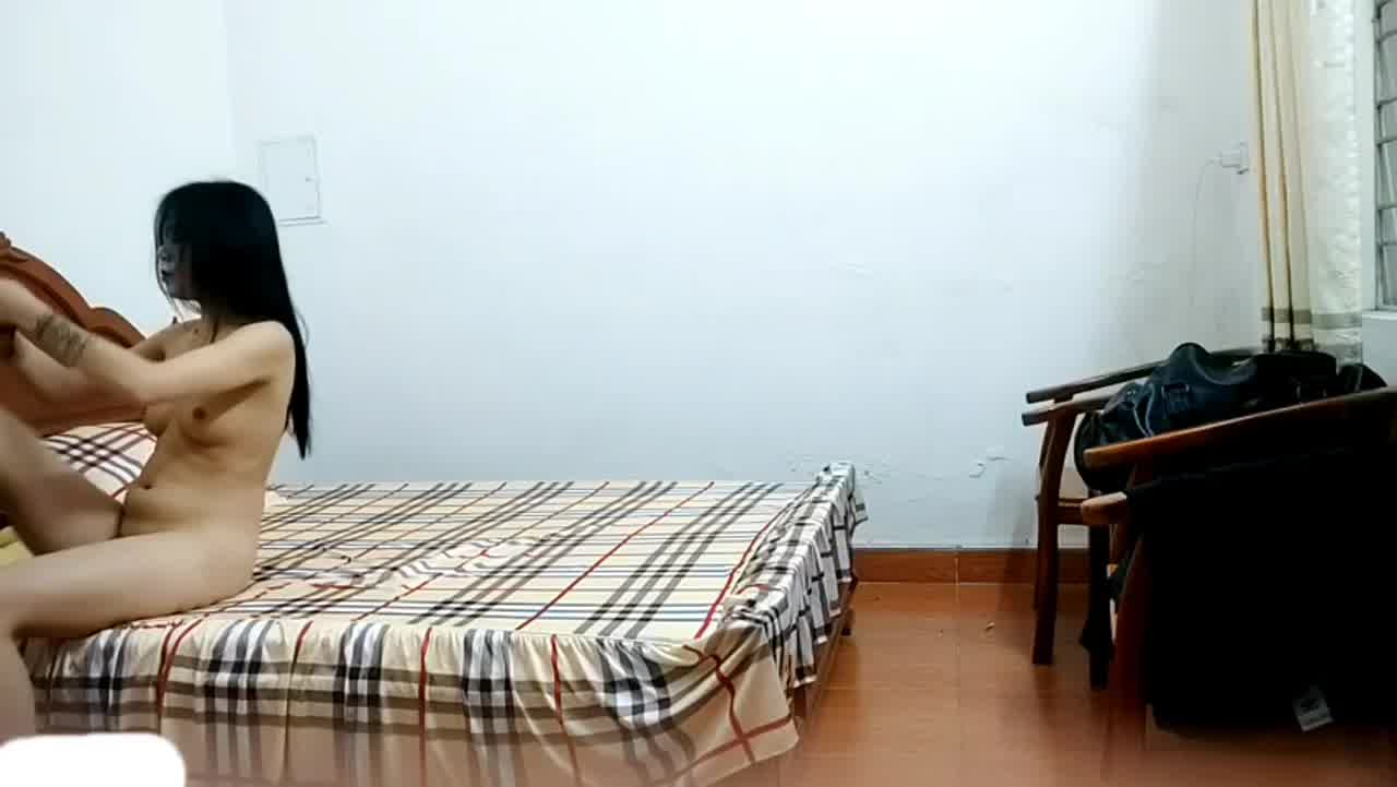  站街女随便挑，选了个不错御姐，到小房间开操，口硬双腿肩上扛爆操 的剧照5