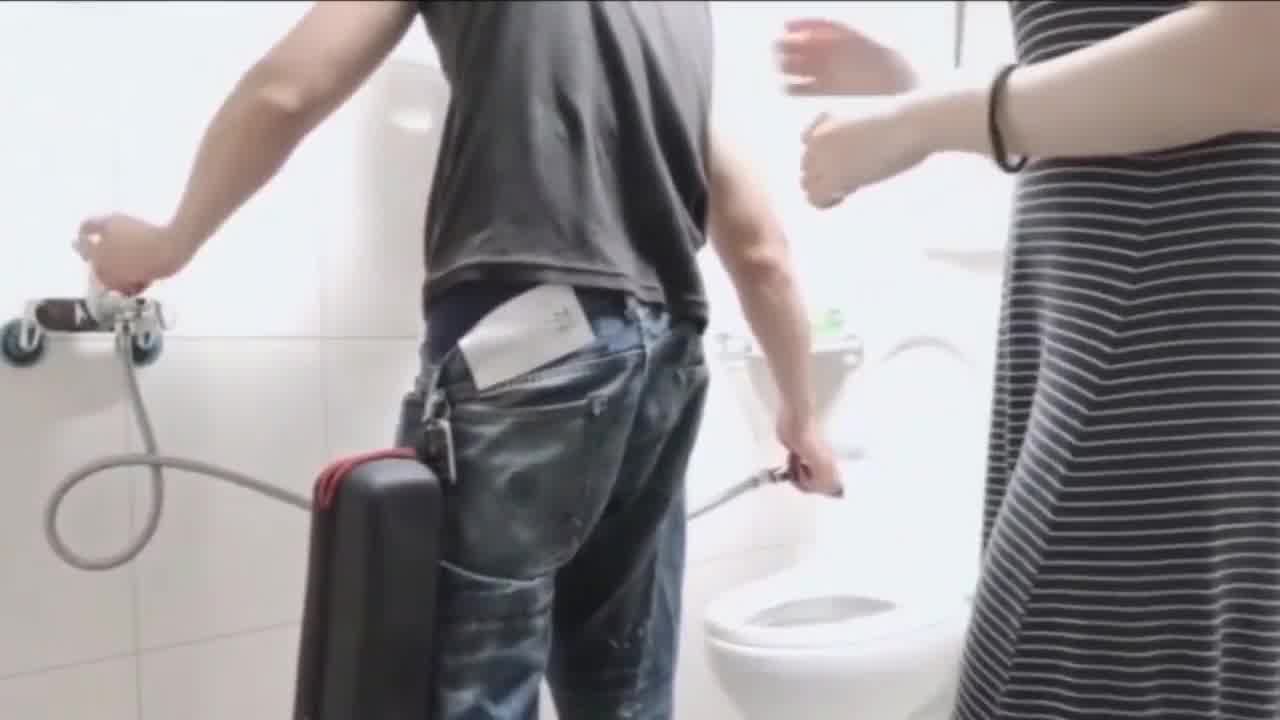  漂亮小姐姐老公不在家，勾引修厕所师傅，还被射了一脸 的剧照5