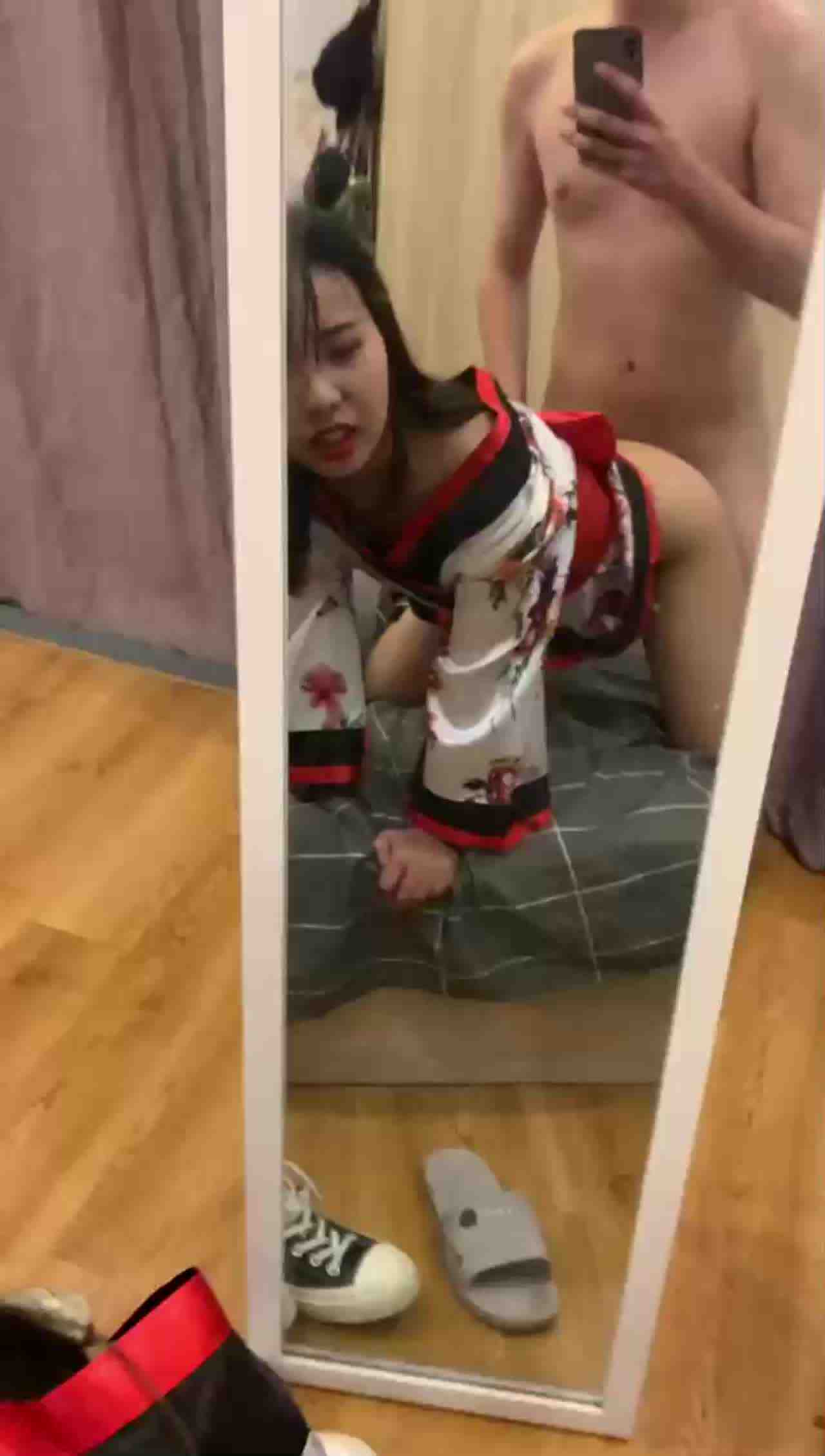  镜前爆操极品身材小美女 的剧照5