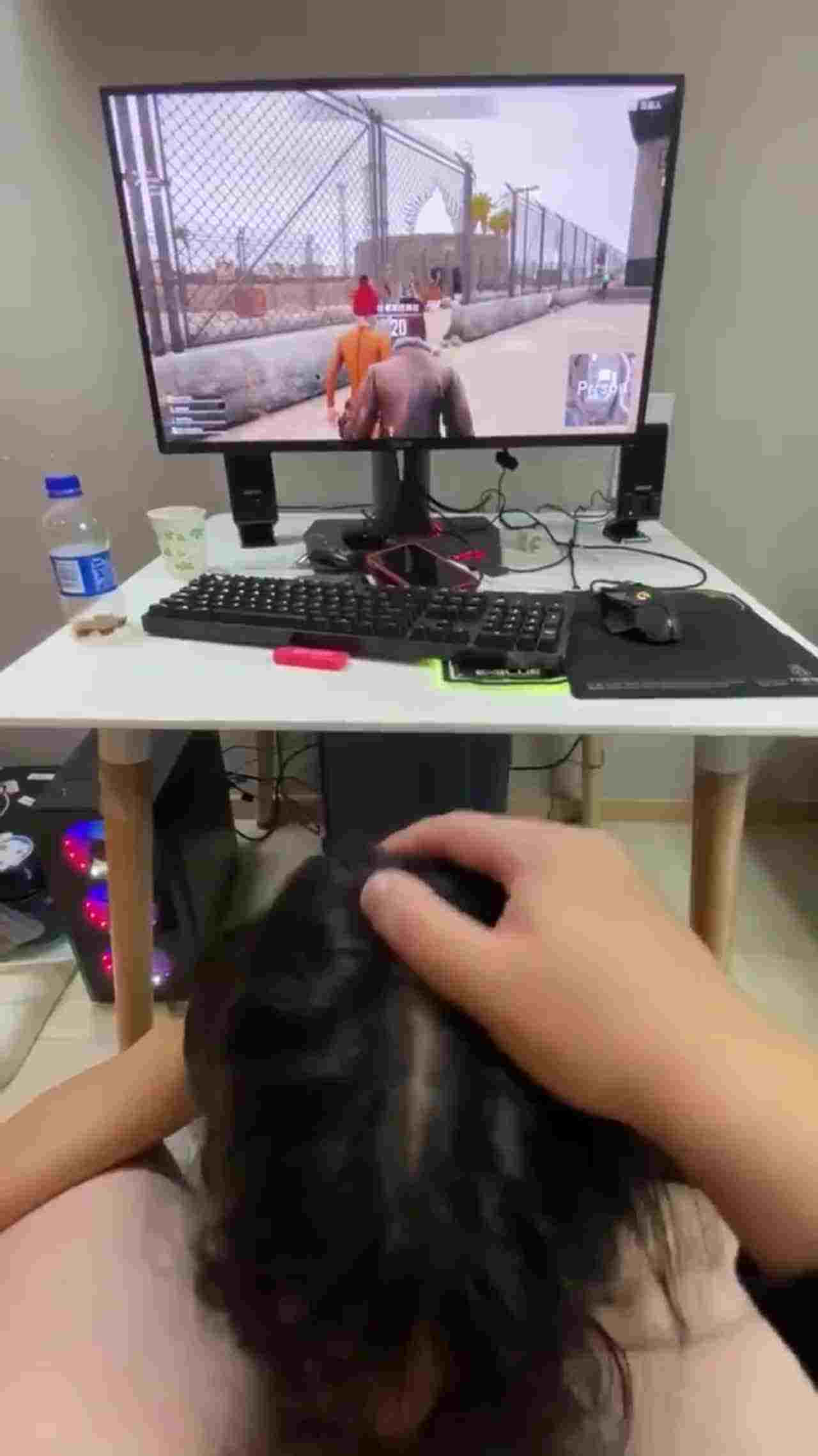  怕女友寂寞也让她一起吃鸡 的剧照6