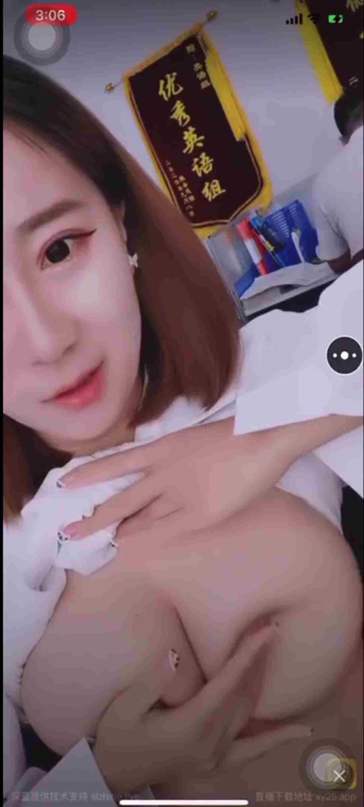  英文老师在办公室边改作业边黄播 的剧照10