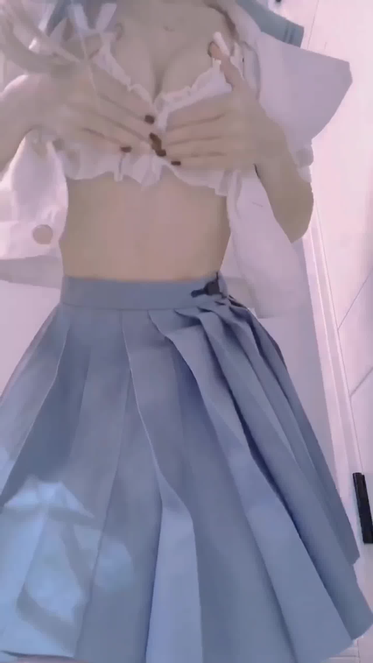  JK小短裙在家抠逼揉奶给哥哥们看 的剧照8