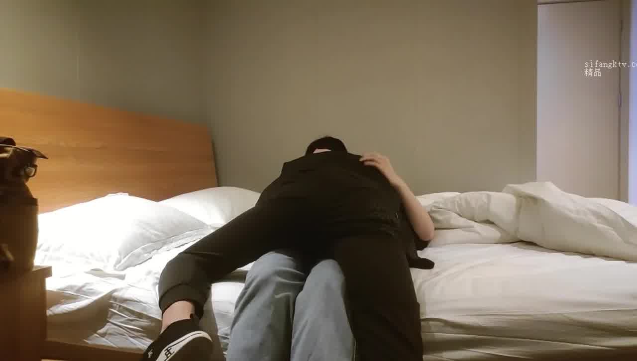  【深圳皮肤科女医生】做爱过程中讲述和前任的过往，太刺激了，被日到了高潮抽搐，嗷嗷乱叫。 的剧照2