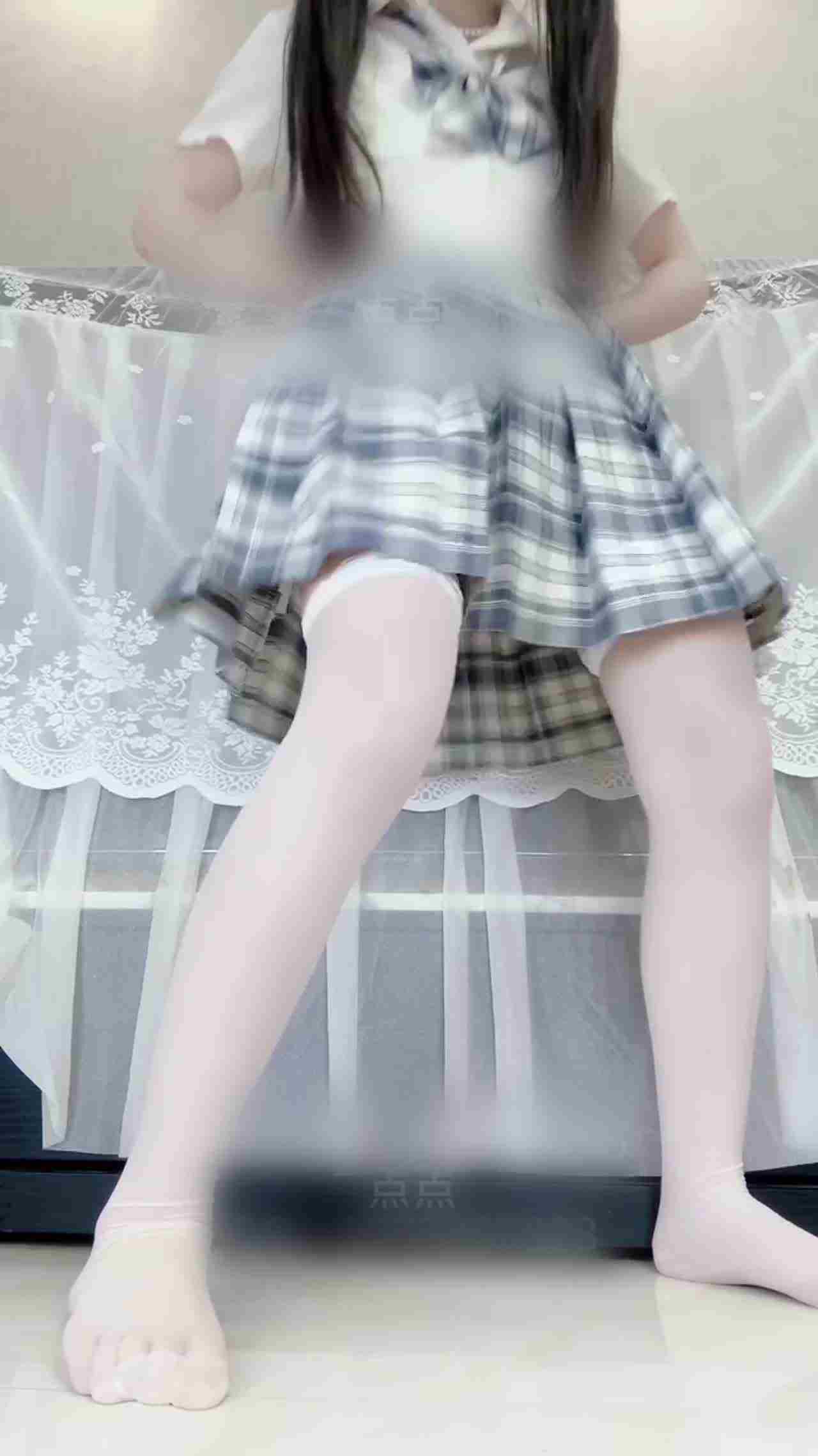  福利姬萝莉斗个不停 原来是塞个 的剧照4