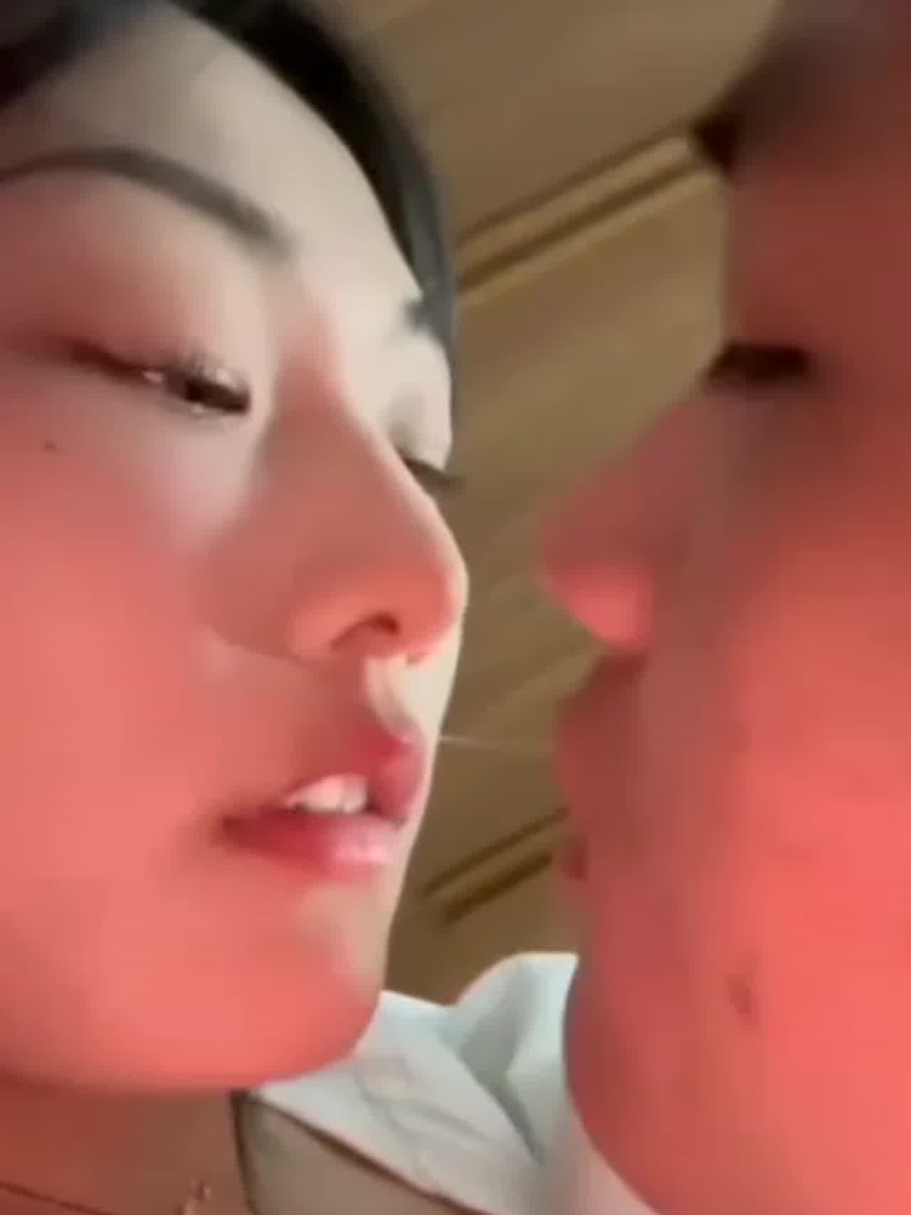  这谁顶得住啊家人们，我的手和鸡巴开始不由自主地.... 的剧照7