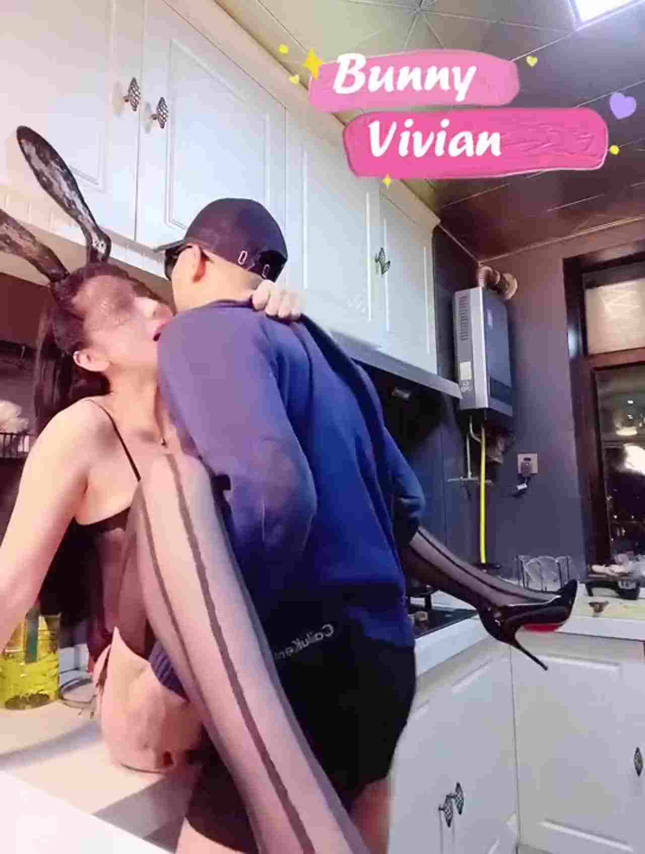  bunny vivian 厨房里的兔女郎 1 的剧照6