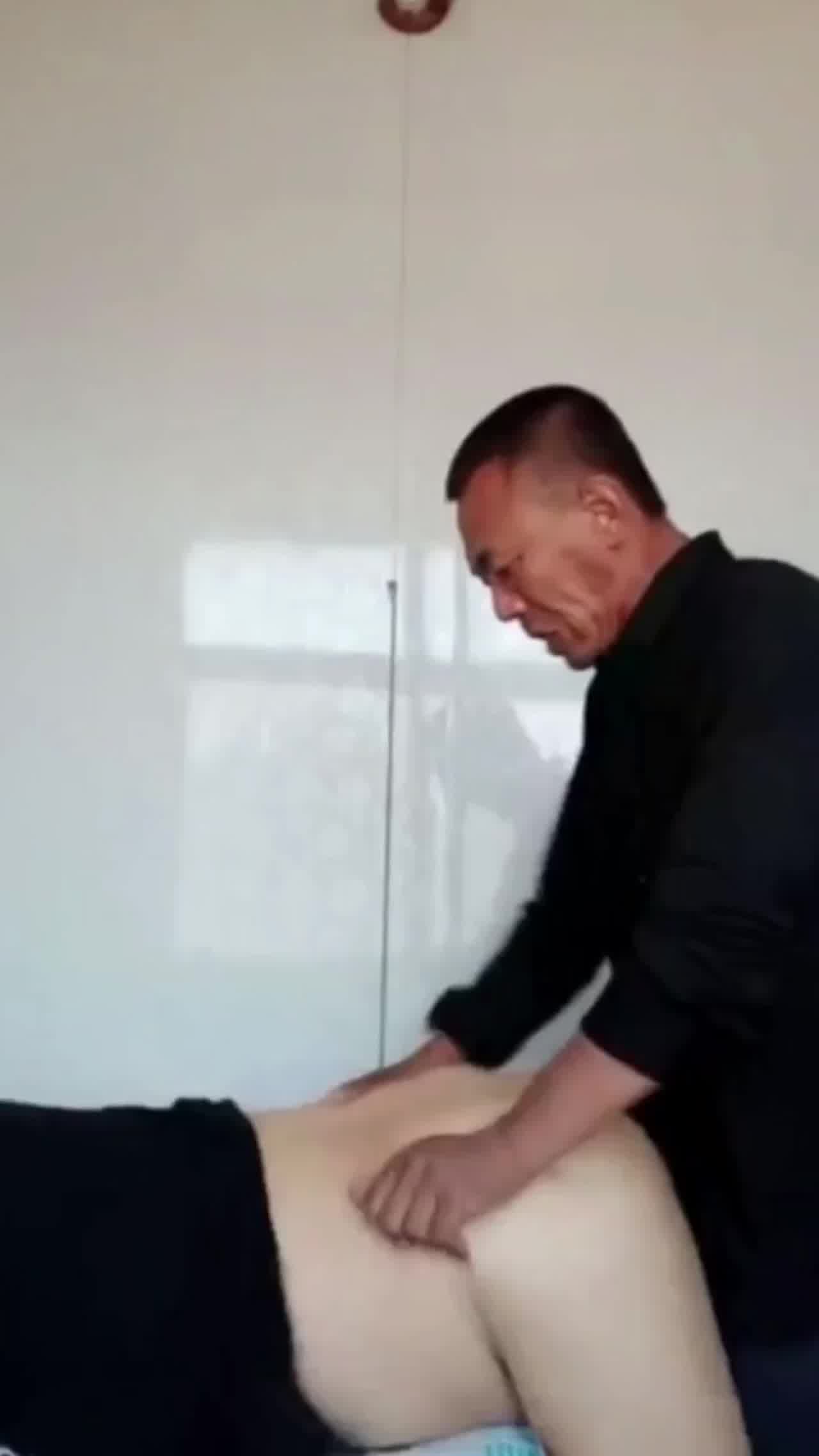  哎吆我操，大哥射精的时候像狼一样的嚎叫，老当益壮啊 的剧照2