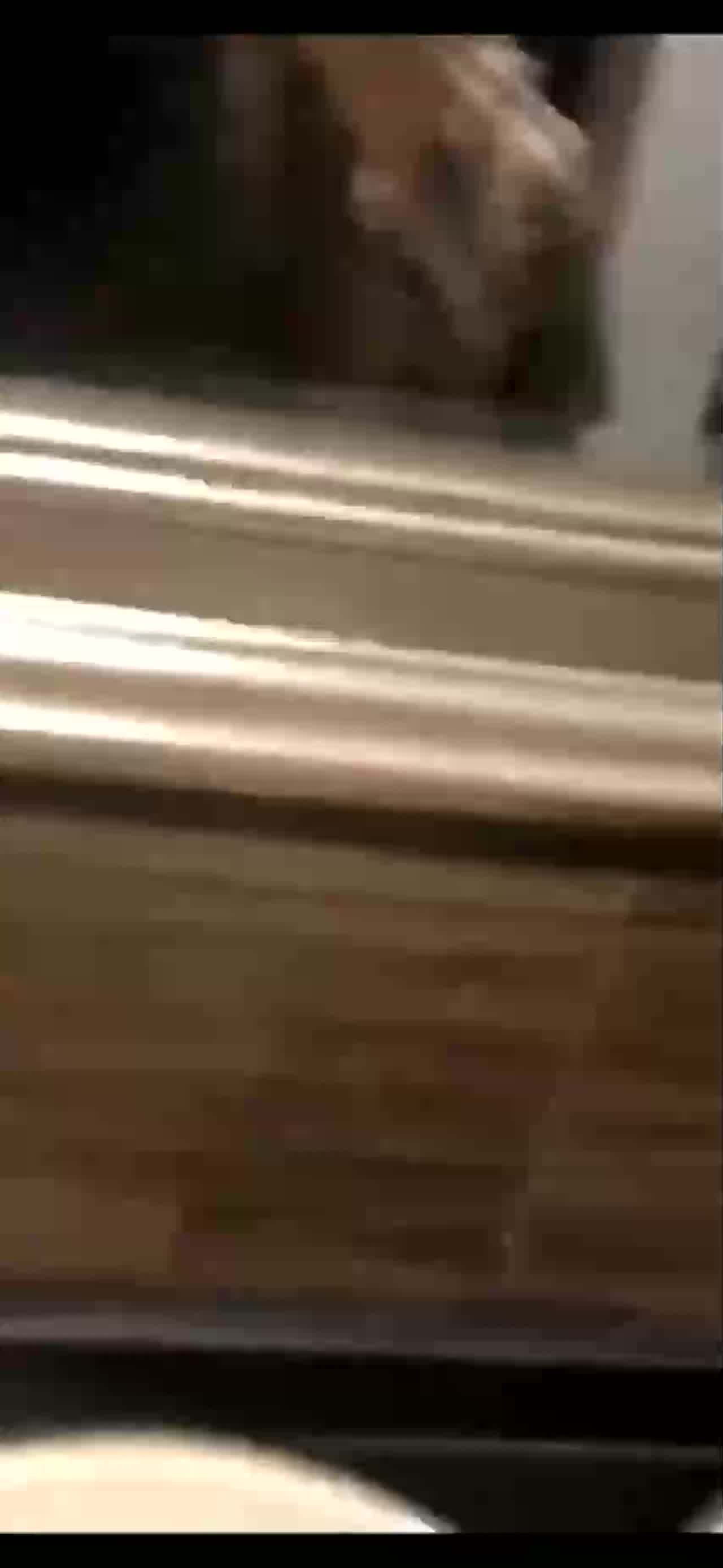  和男友厕所做爱自拍 的剧照6