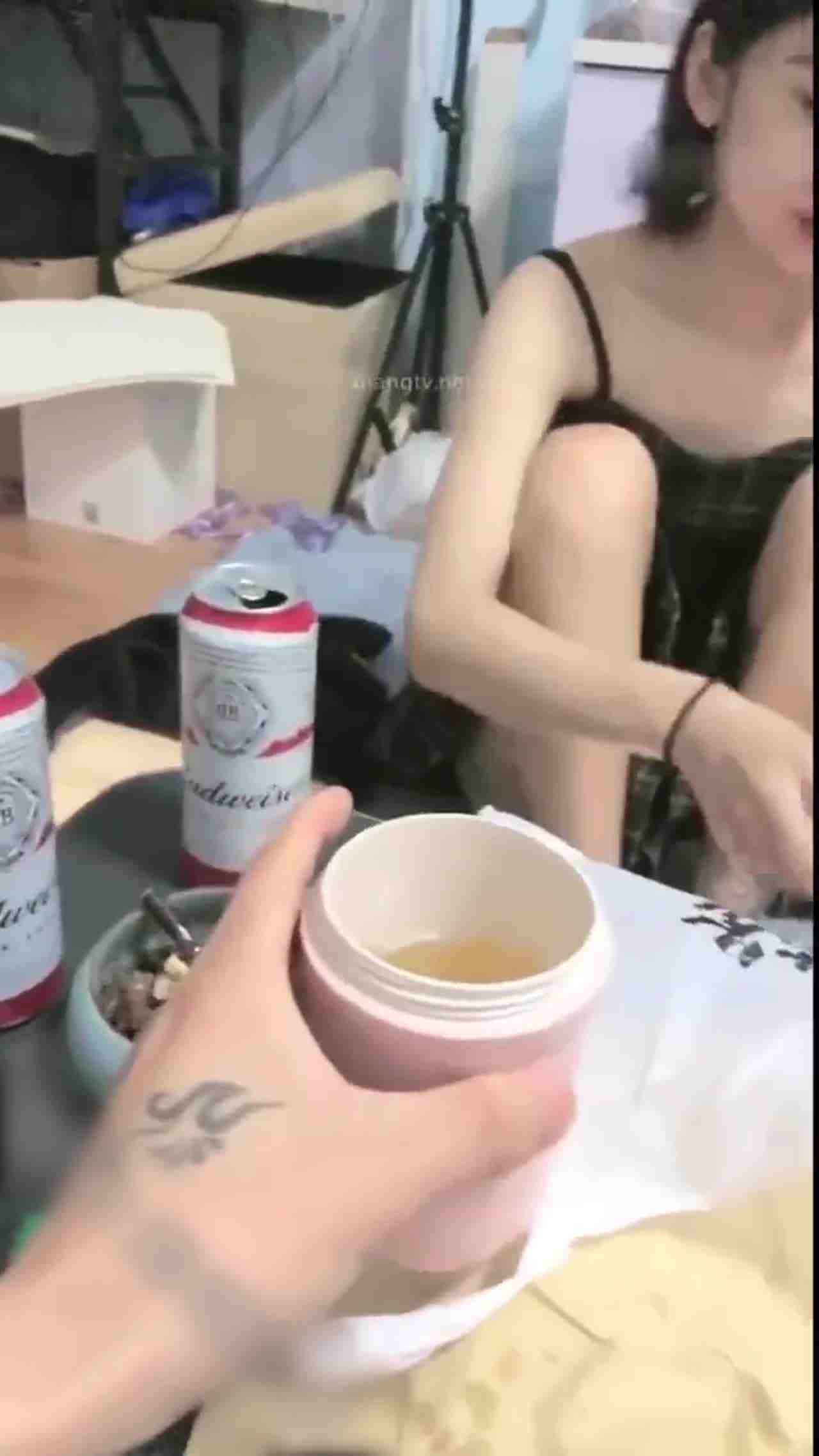  把短发妹子灌爆 趁机把女人骗上床 的剧照7