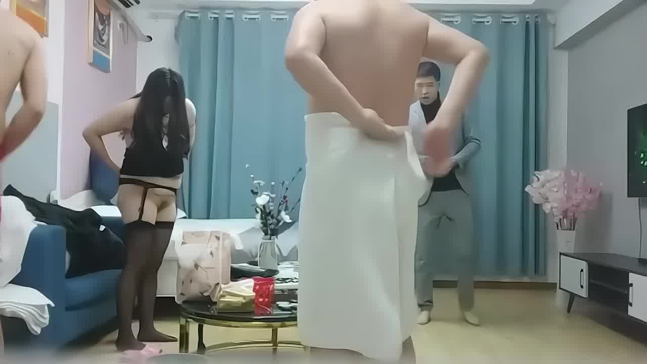  激情换妻，共带淫妻黑丝制服情趣各种玩法 的剧照8