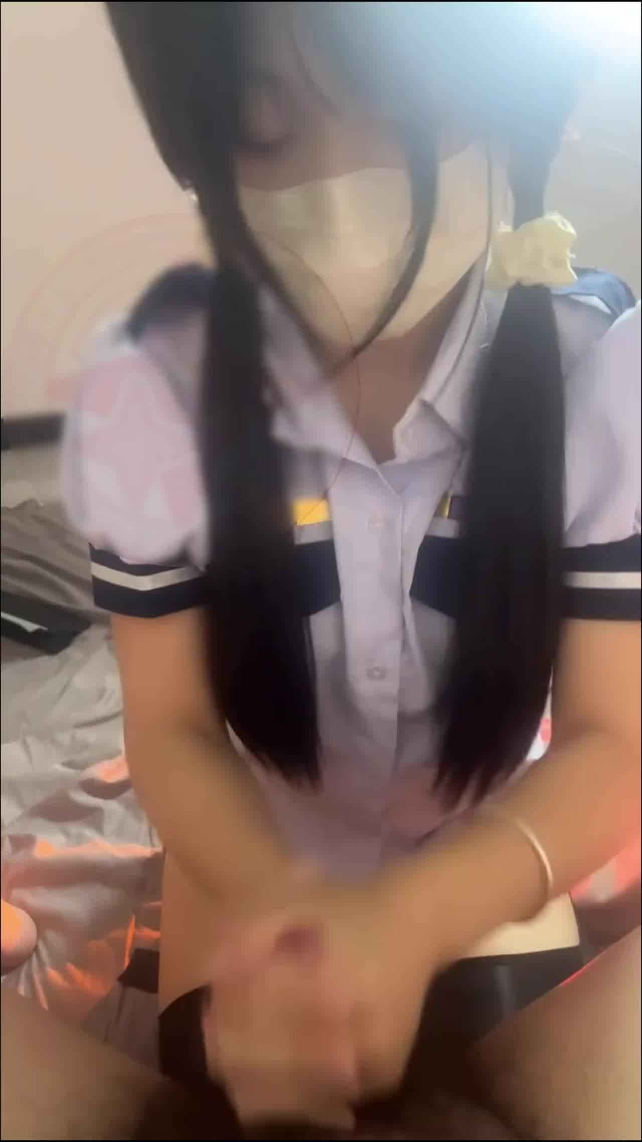  自购新届福利姬-清纯双马尾学妹被扇哭了，口爆吞精在吐出来，给主人当m母狗，被重重扇了好几巴掌 的剧照6