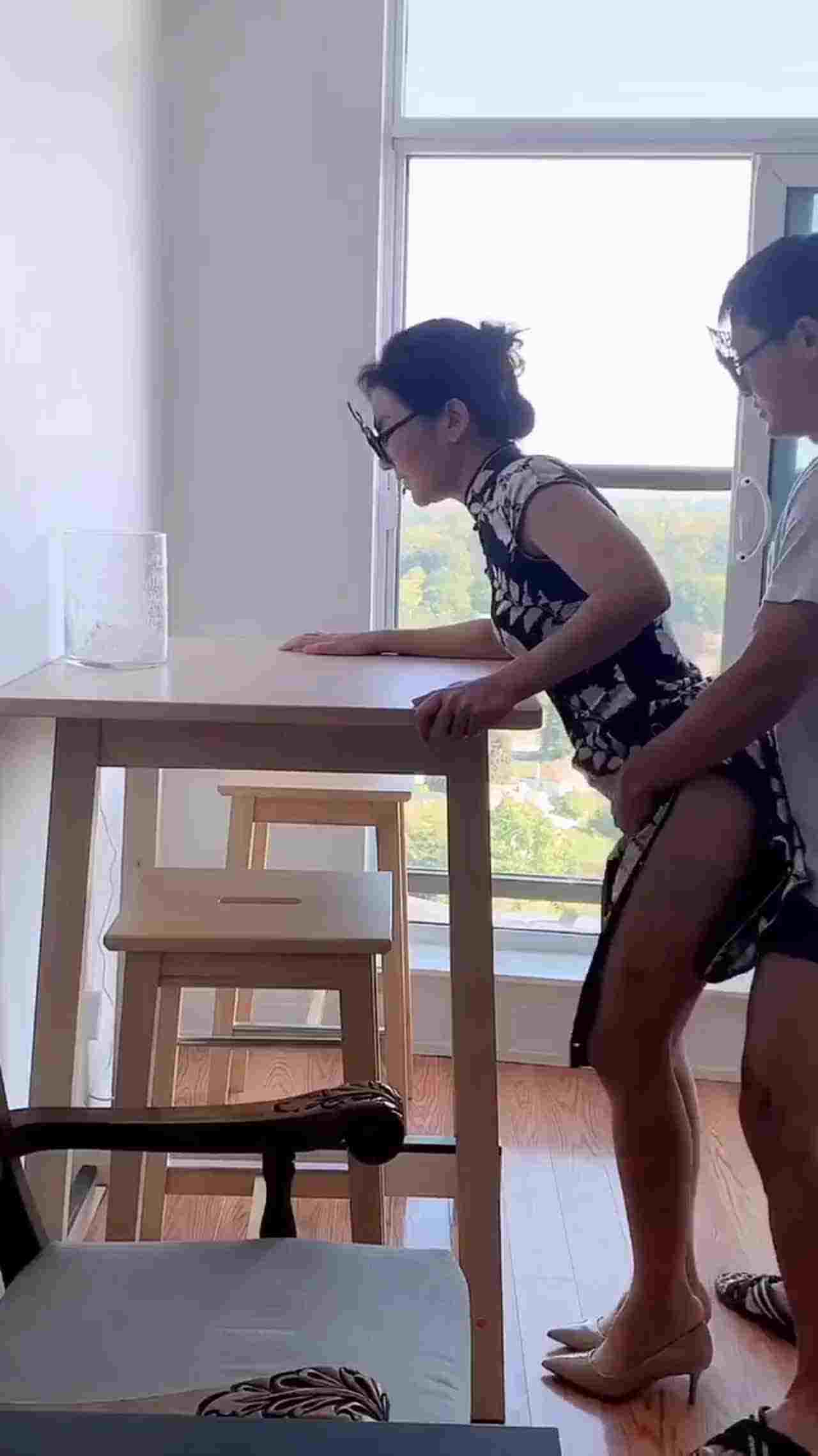  外企高管娇妻被下属爆操 的剧照8