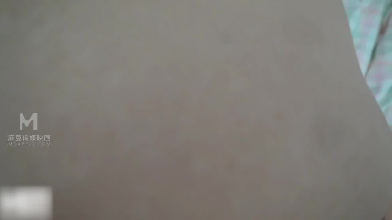  少女与摄影师亲密互动 的剧照5