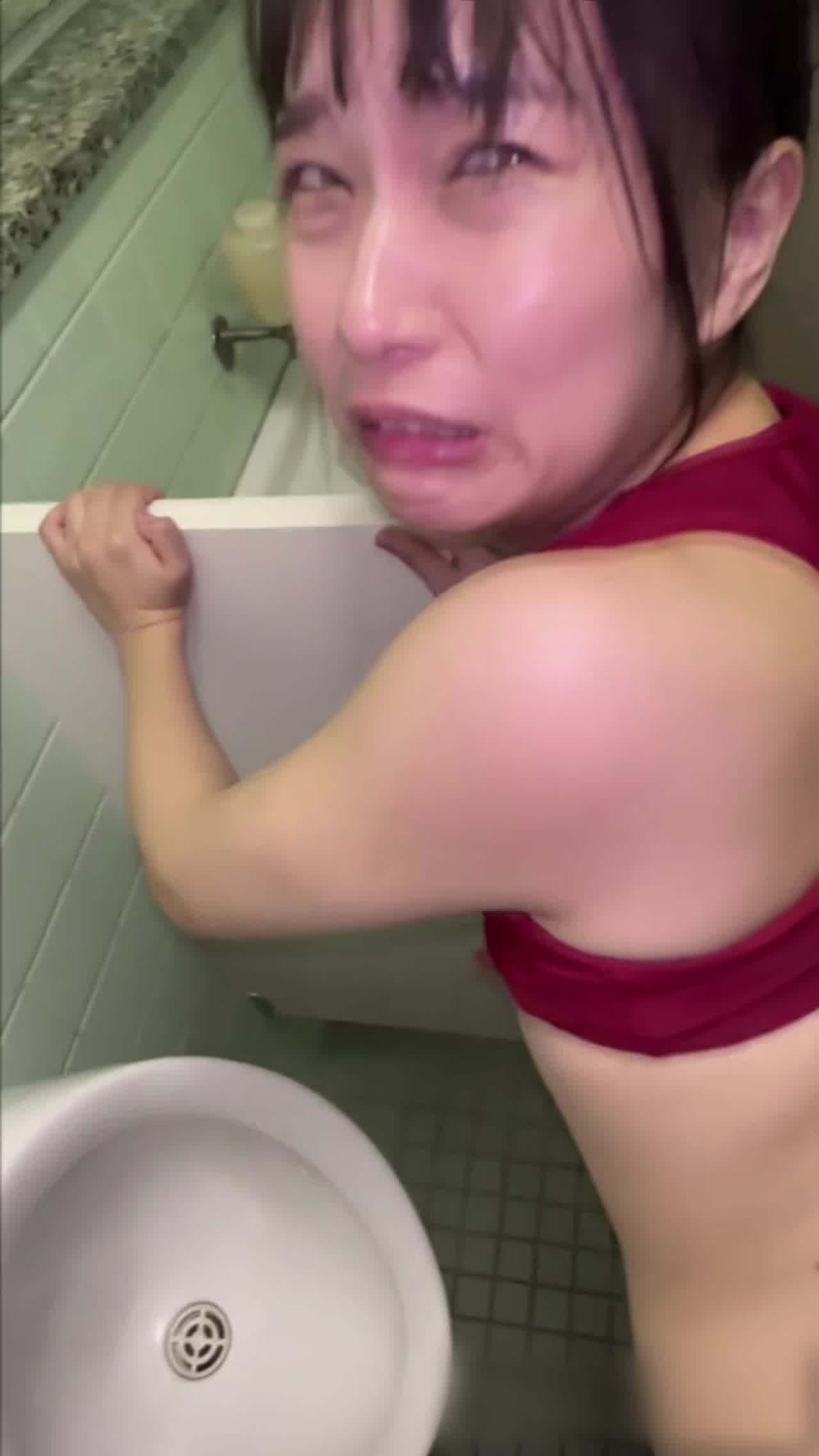  田径小妹被教练带去厕所强奸ntr 的剧照2