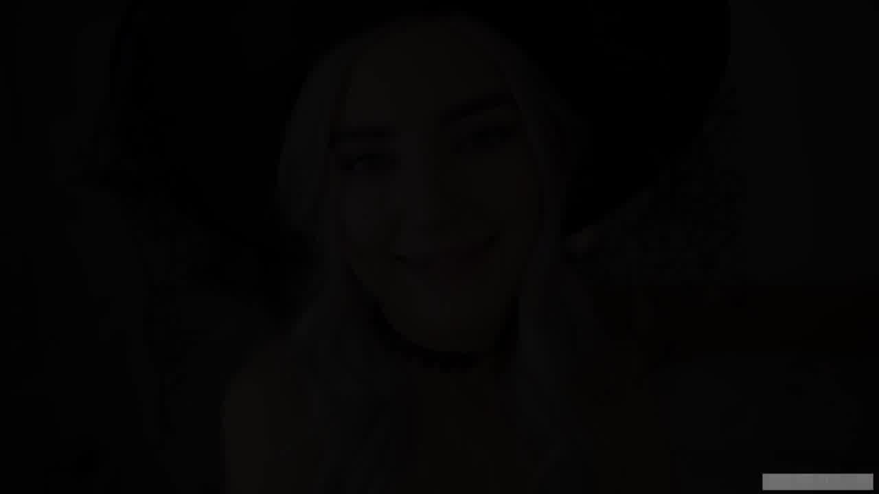  国外第一女优eva elfie 的女巫 cosplay，颜射品精一脸满足 的剧照2