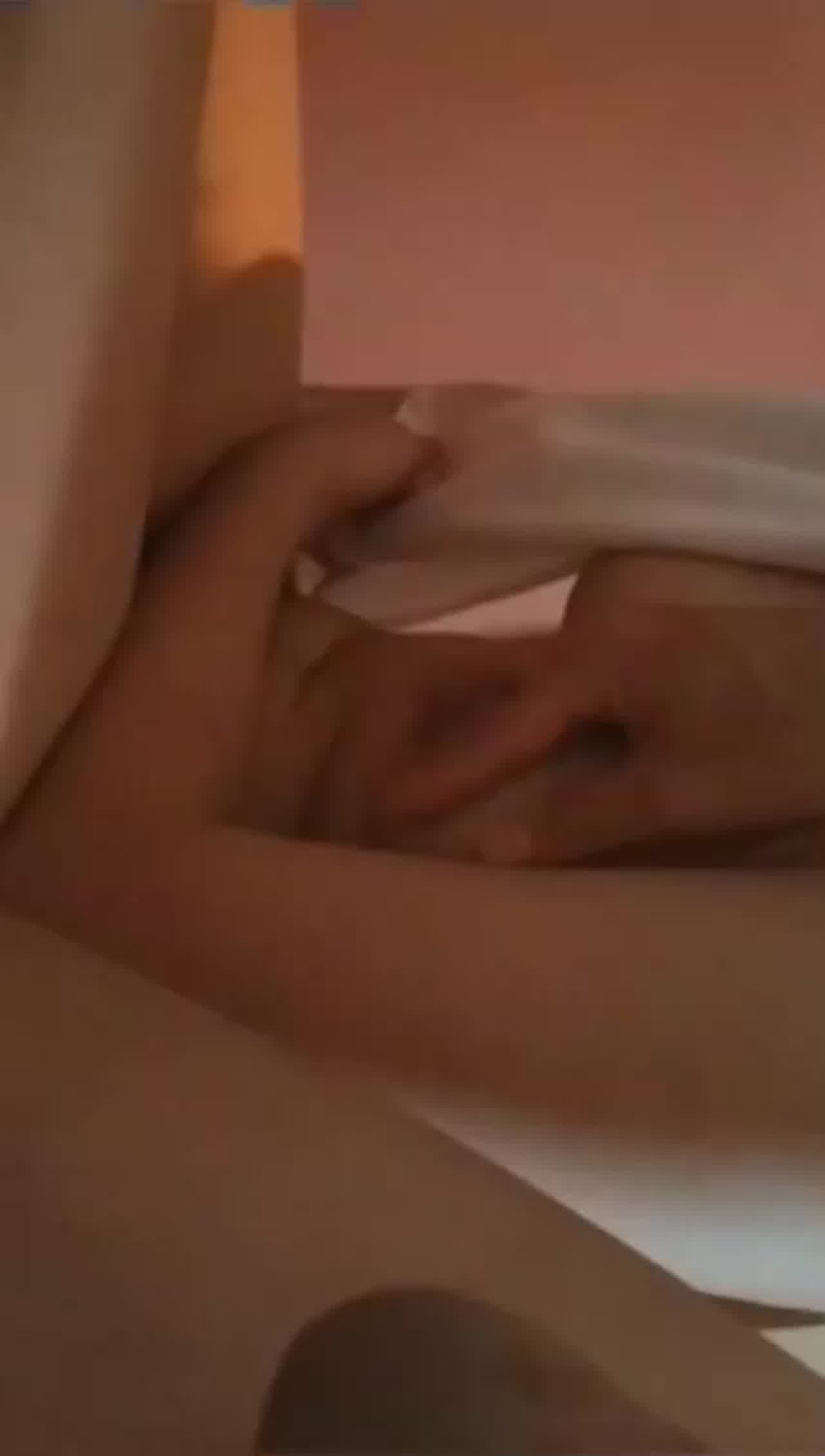  【破处系列】约97年的小师妹 插进去就觉得不对 鸡巴越插越红破处了 的剧照2