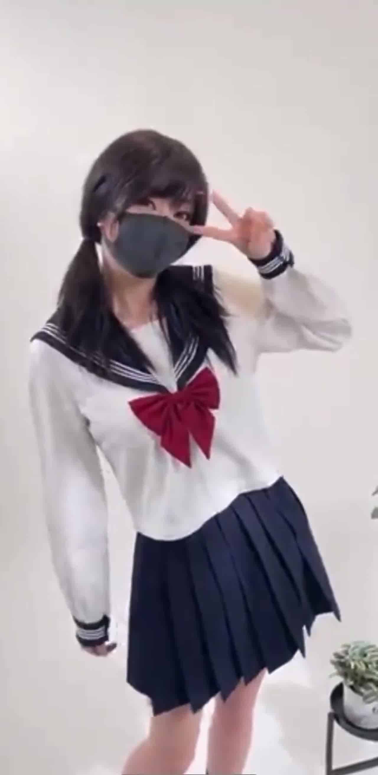  水手服美少女摇身一变cos御姐 的剧照8