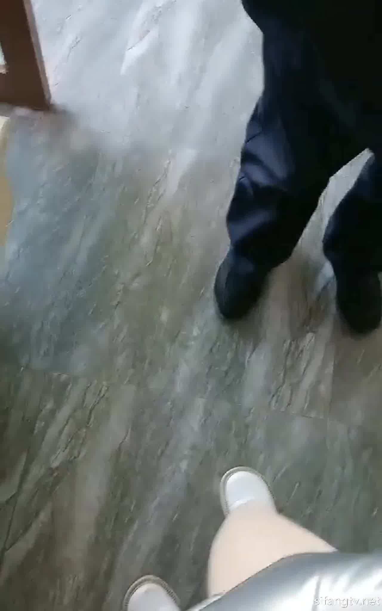  00后丰满小骚比乡村扶贫勾引大爷公共厕所内啪啪打炮大爷有口福真实勾搭 的剧照2