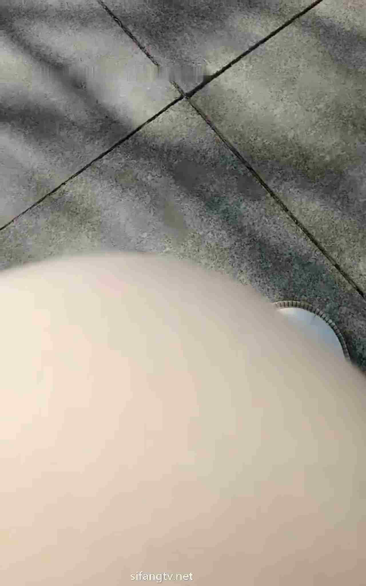  00后丰满小骚比乡村扶贫勾引大爷公共厕所内啪啪打炮大爷有口福真实勾搭 的剧照10