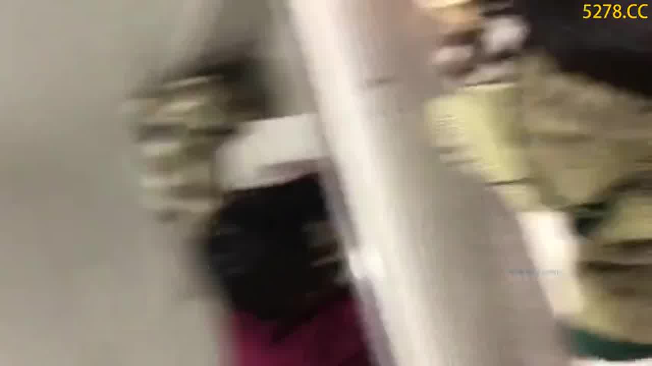  在女友单位库房偷偷做爱 穿着衣服抓着美乳猛操 的剧照7