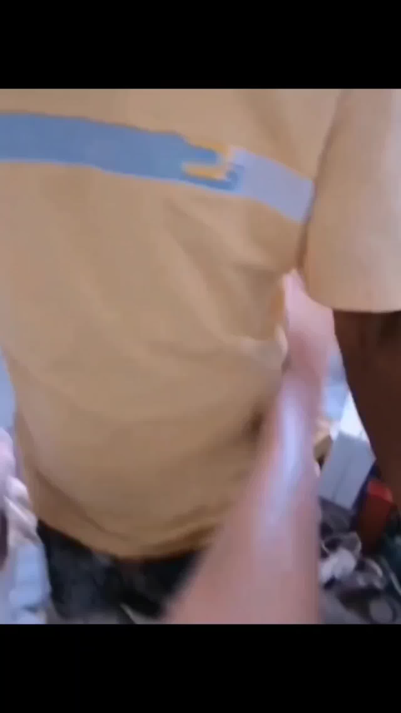  极品骚妇勾引老光棍-你闻闻我的内裤 的剧照4