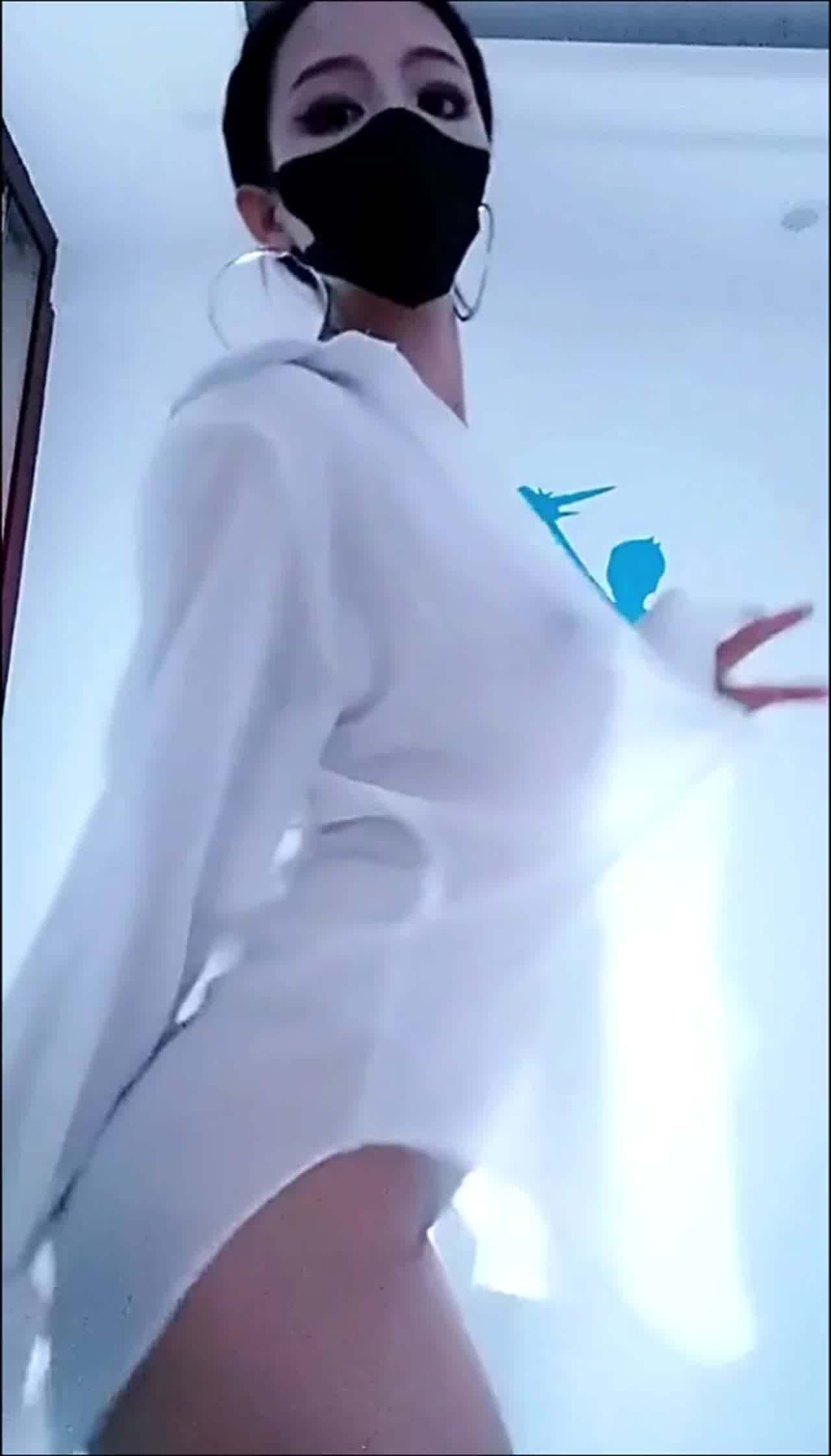  夜店风韩国大眼正妹艳舞魅惑 的剧照6