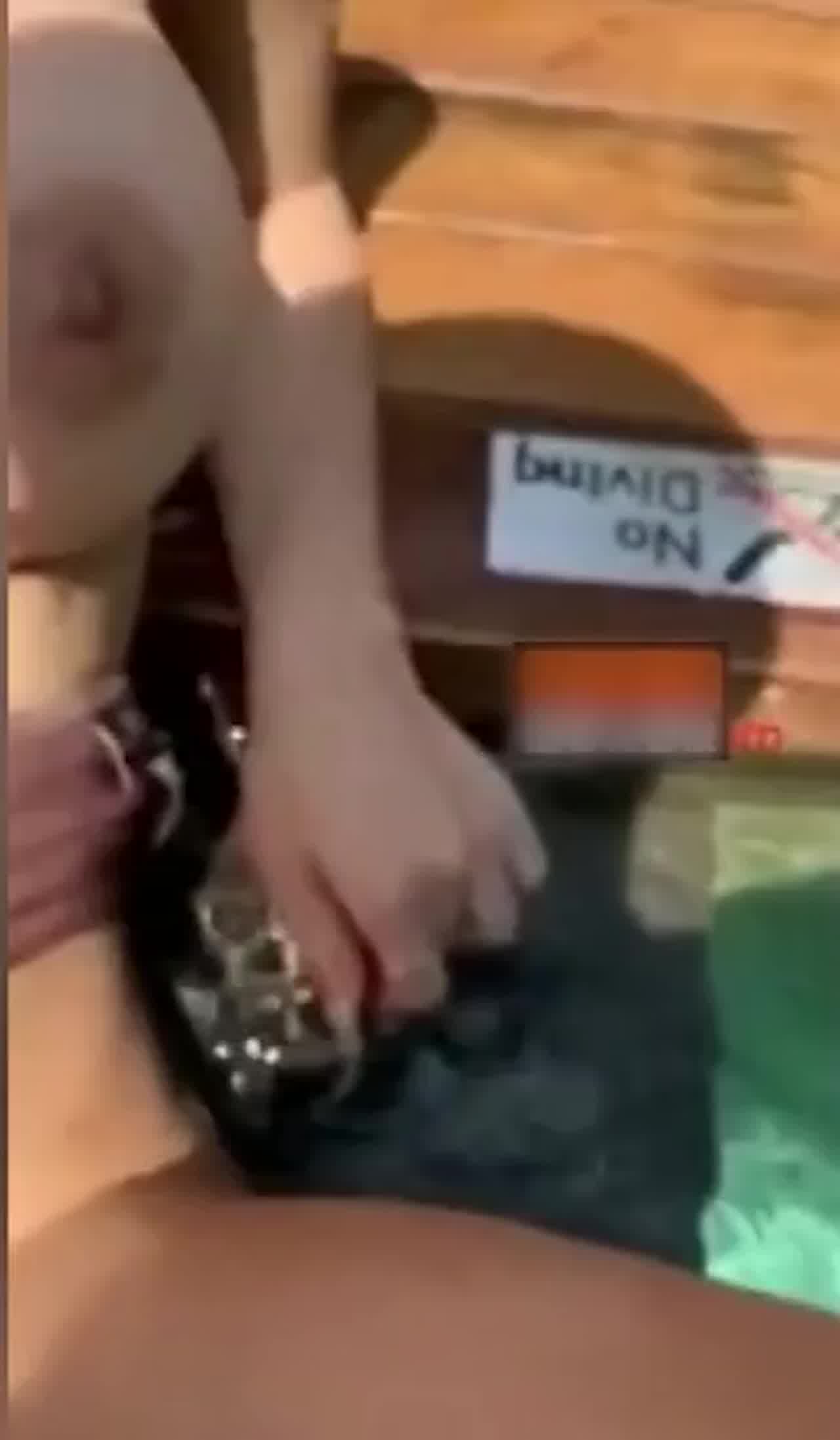  抖音甜鲛妹儿鱼露露泳池事件 的剧照8