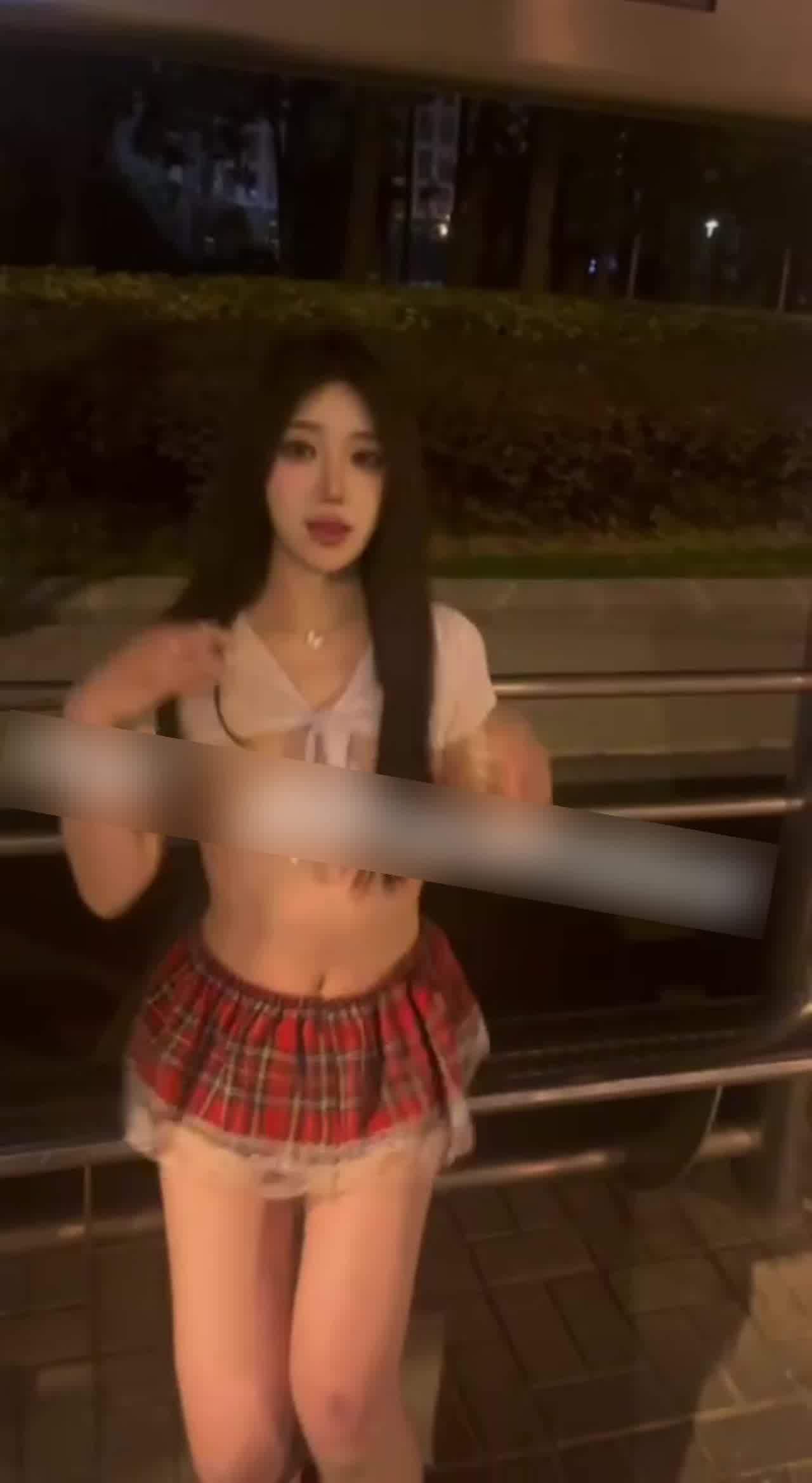  公园发现一只喜欢露屁股的母狗吖！ 的剧照8