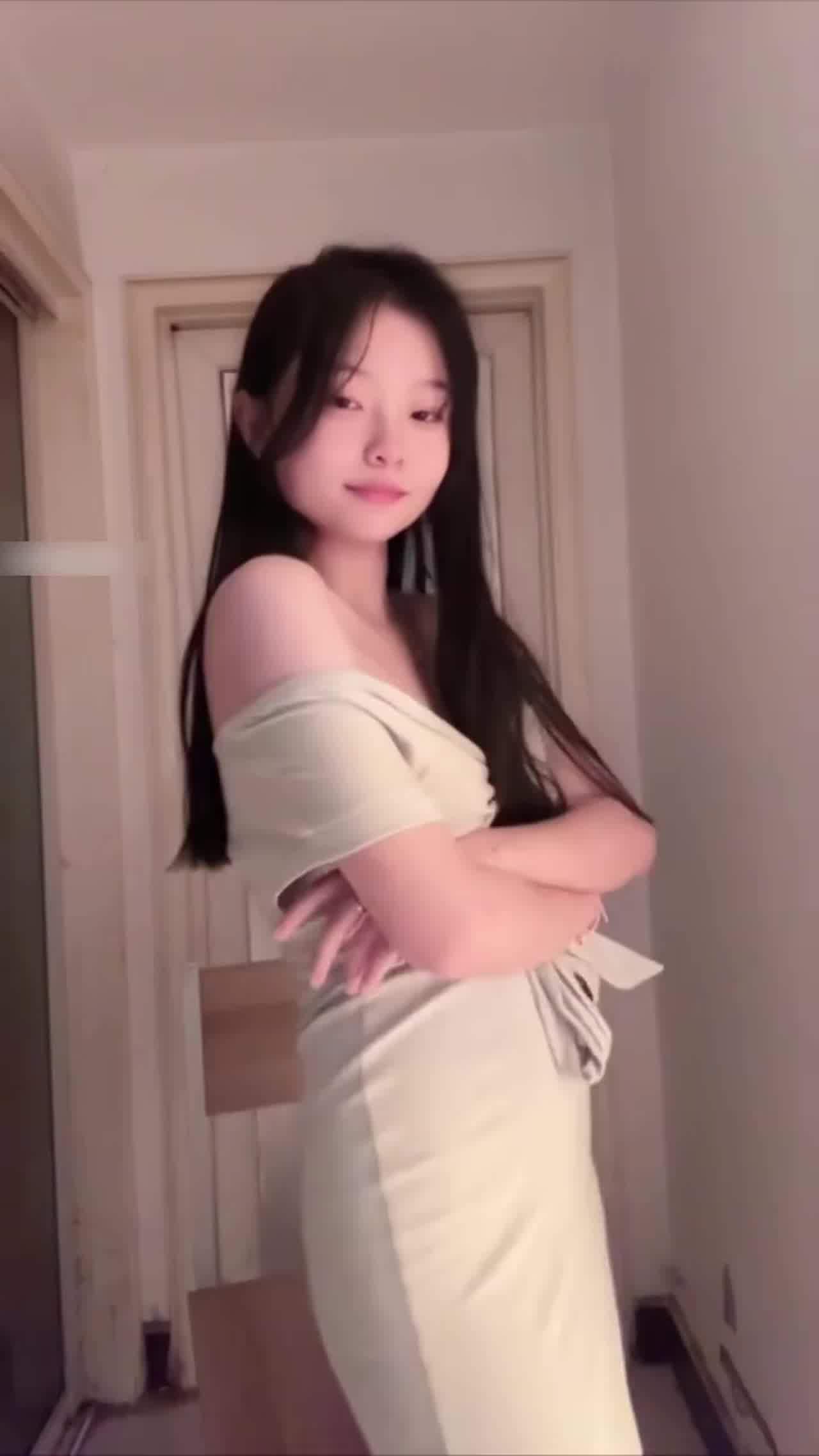  【纯欲反差天花板！扣完逼还舔手上淫水】这行为举止真的太骚了，还是个巨乳，跳舞还那么好，完美女人 的剧照10