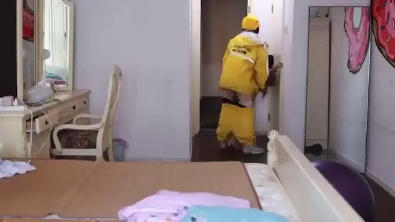  拔吊无情 外卖员精力旺盛强制性爱 的剧照8