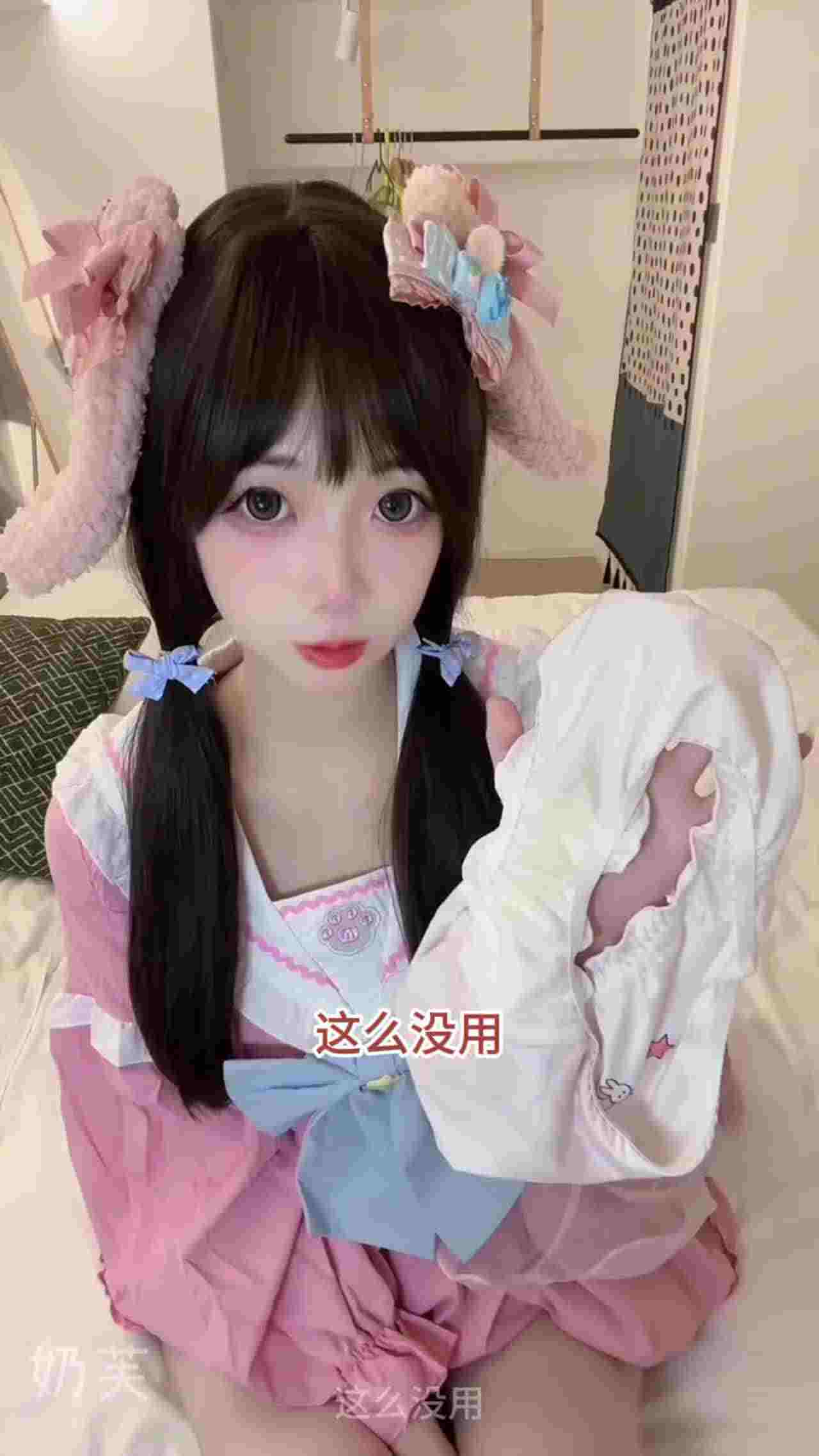  【最好的寸止女s博主！边自慰第一视角看逼挑战】脱下内裤塞到逼里，狗狗舔，你能在这种语言下坚持到射吗？ 的剧照3