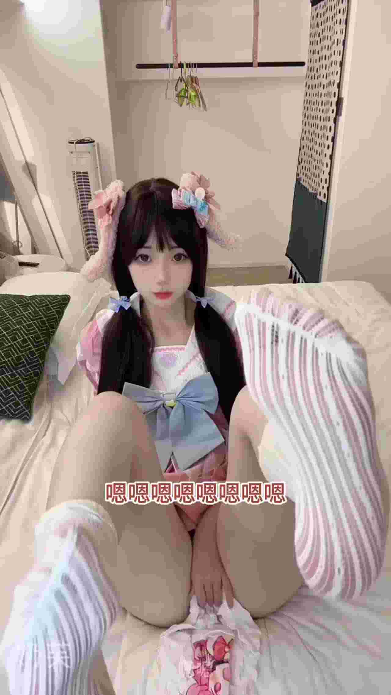  【最好的寸止女s博主！边自慰第一视角看逼挑战】脱下内裤塞到逼里，狗狗舔，你能在这种语言下坚持到射吗？ 的剧照9