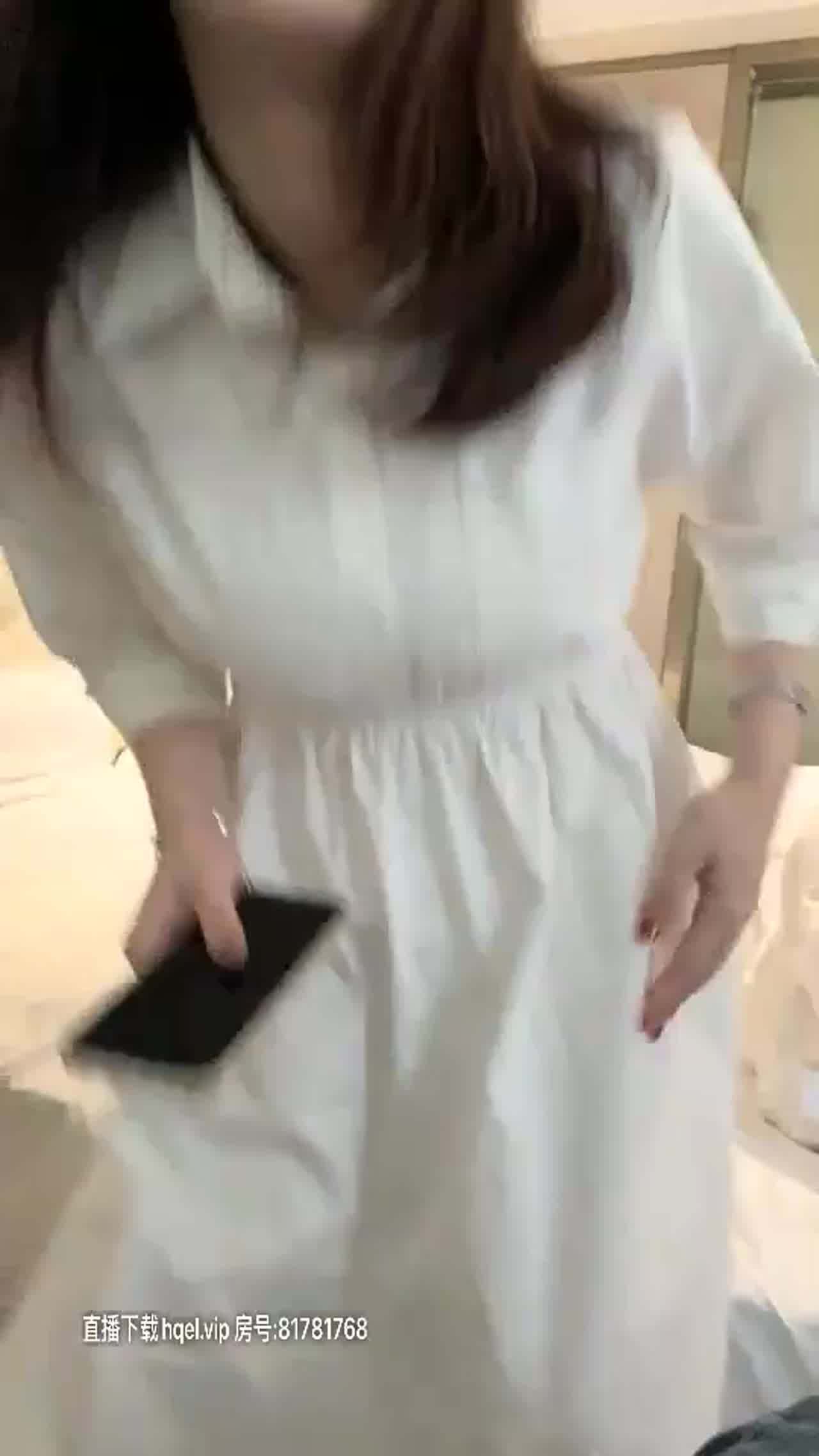  火辣身材甜美D罩杯妹子酒店3P轮流啪啪（四） 的剧照3