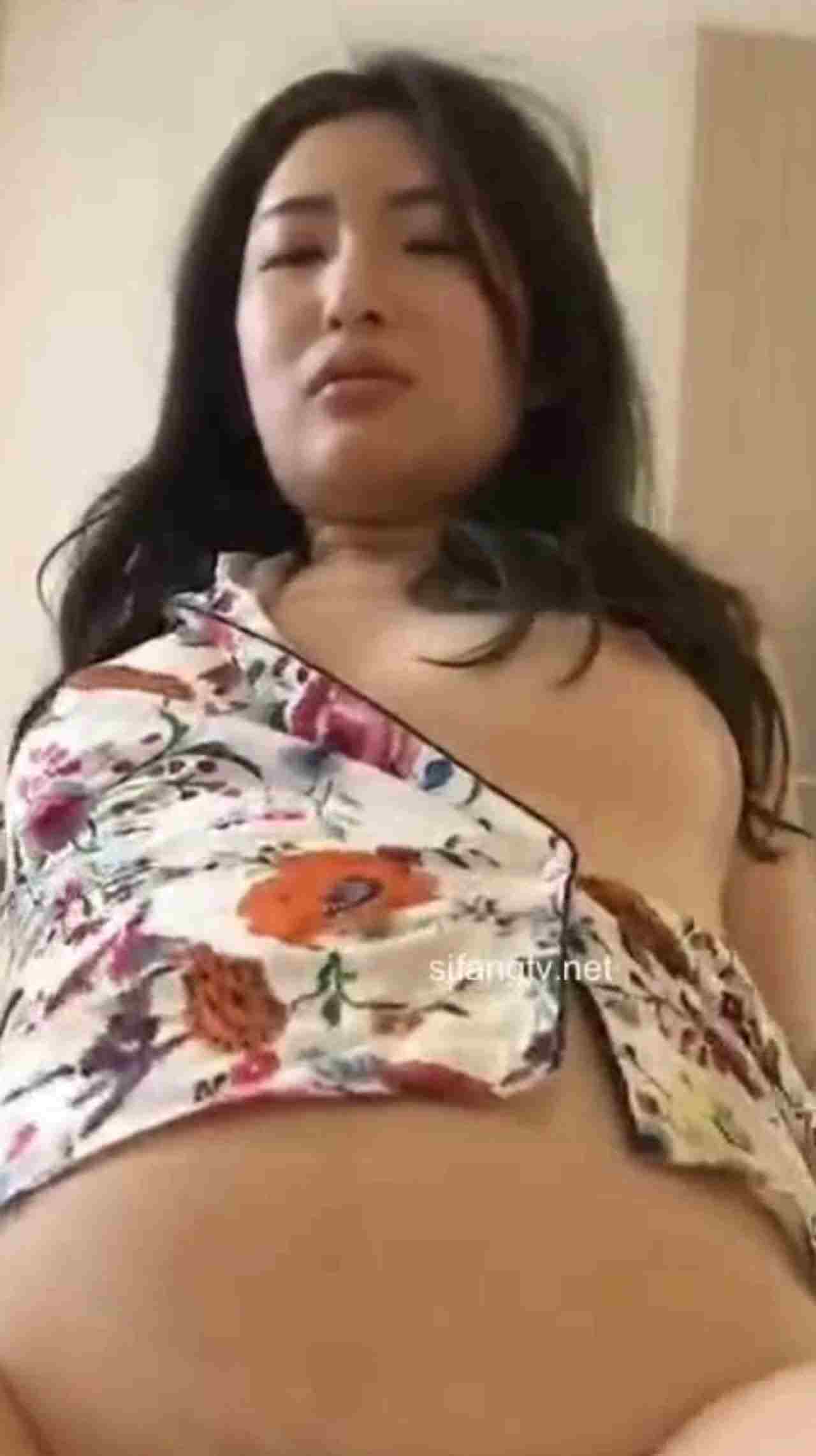  被包养的女神级性感气质美女和土豪外出度假各种啪啪自拍视频不慎流出 的剧照4