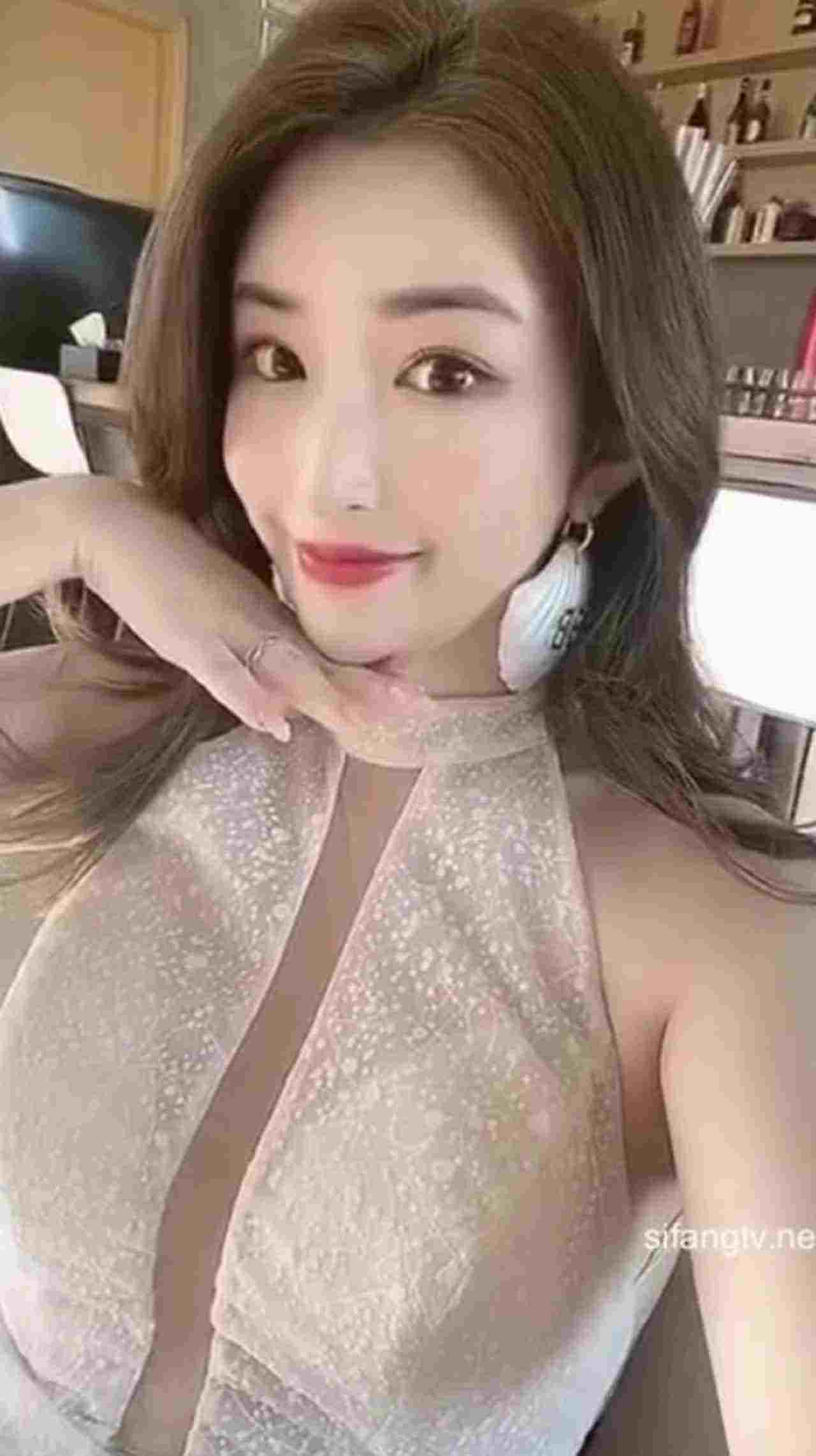  被包养的女神级性感气质美女和土豪外出度假各种啪啪自拍视频不慎流出 的剧照5