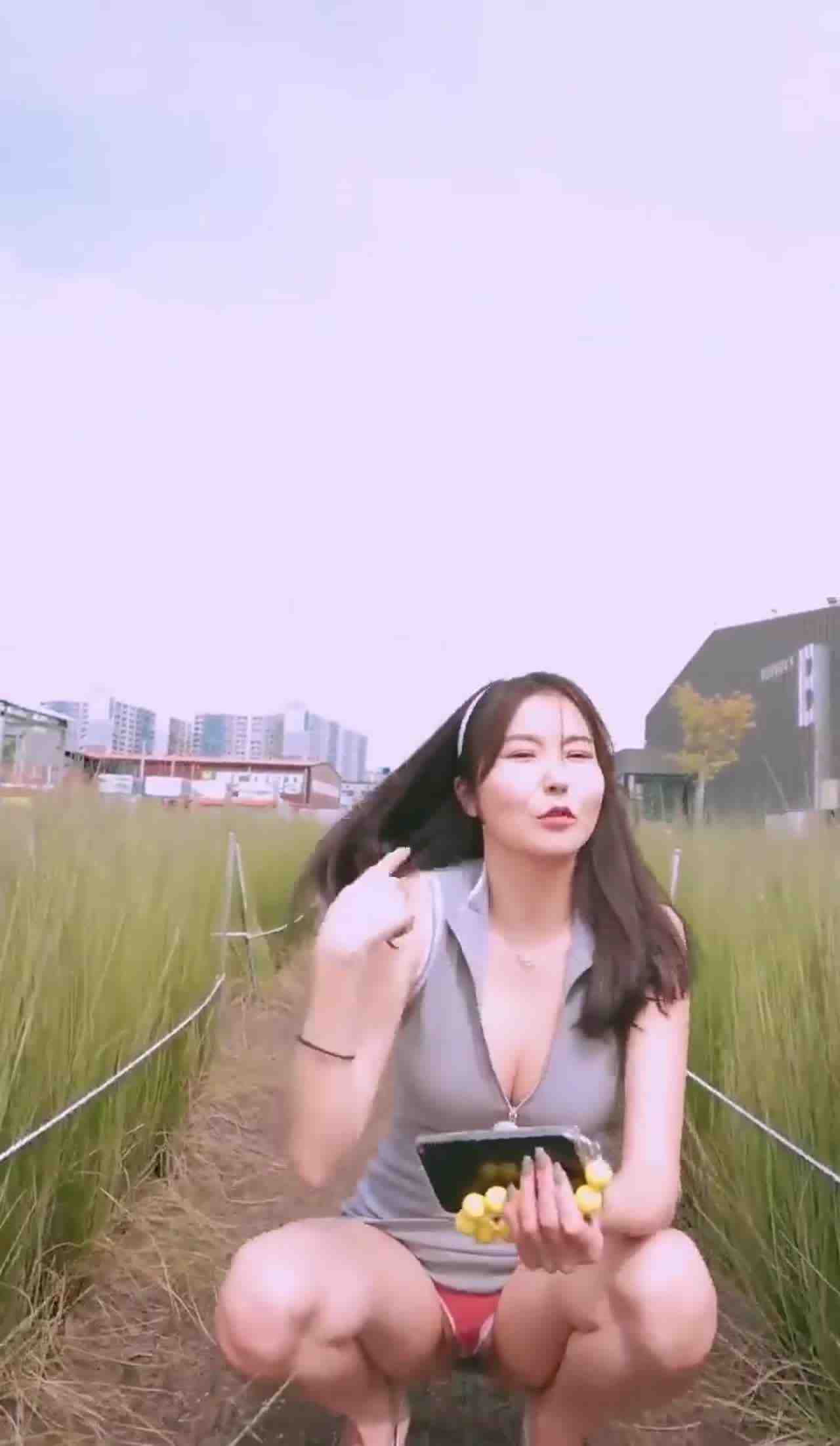  长腿女神户外微露出诱惑 的剧照2