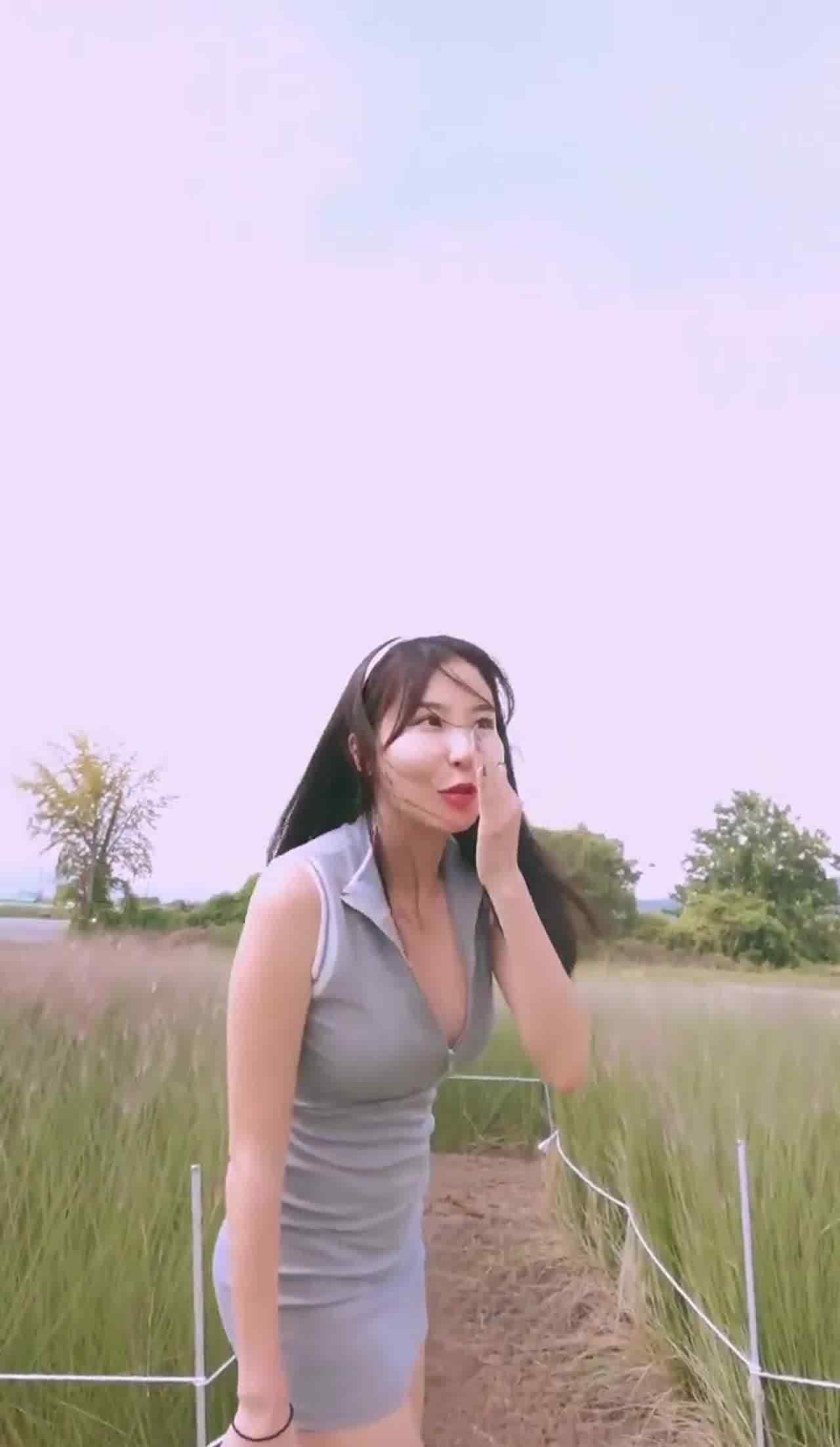  长腿女神户外微露出诱惑 的剧照6