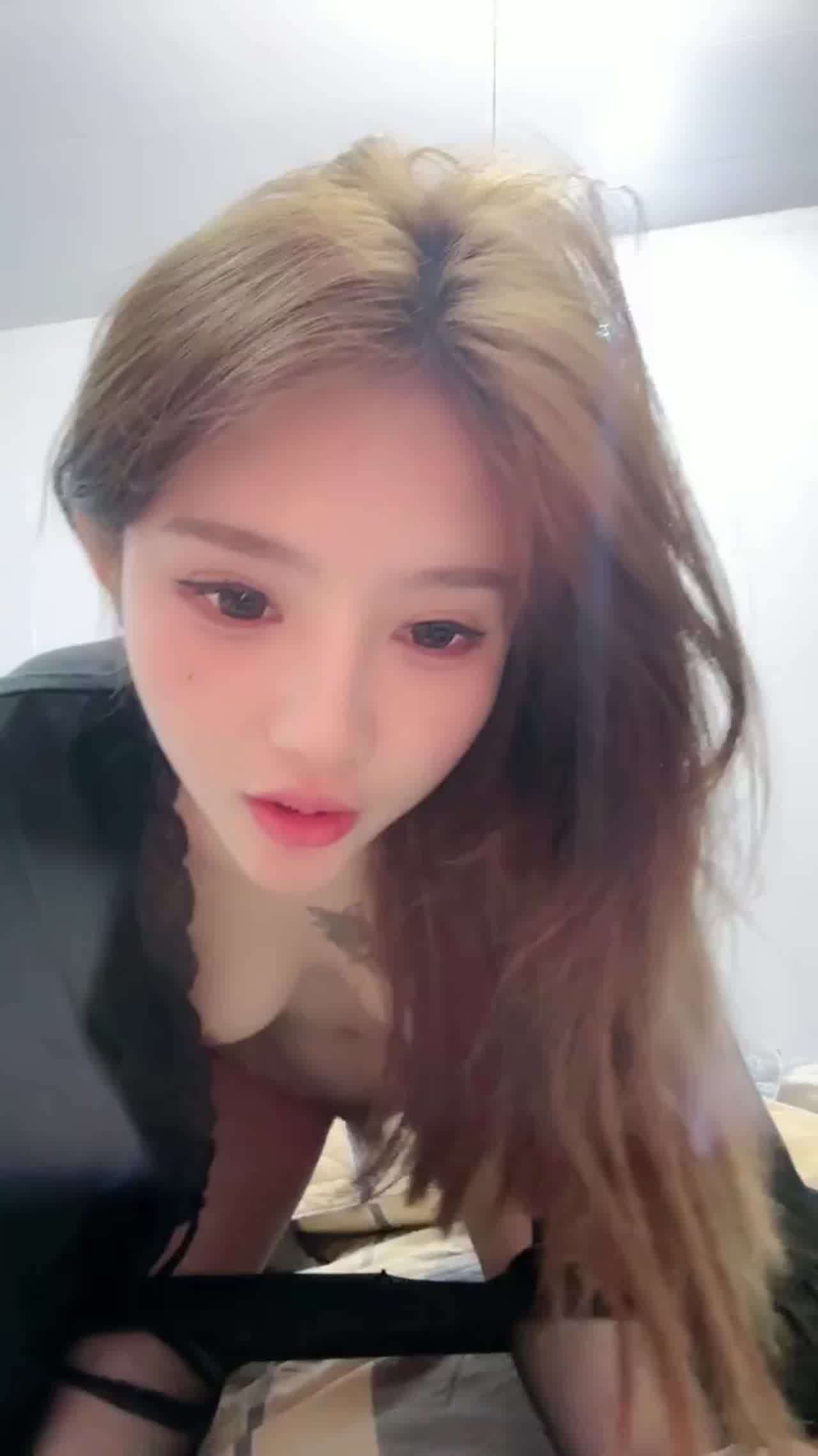  【鸡巴放到逼上都硬不起来，口了10分钟鸡巴还是软的】把女主都气笑了，超高颜值06年小姐姐，男友太废物 的剧照6