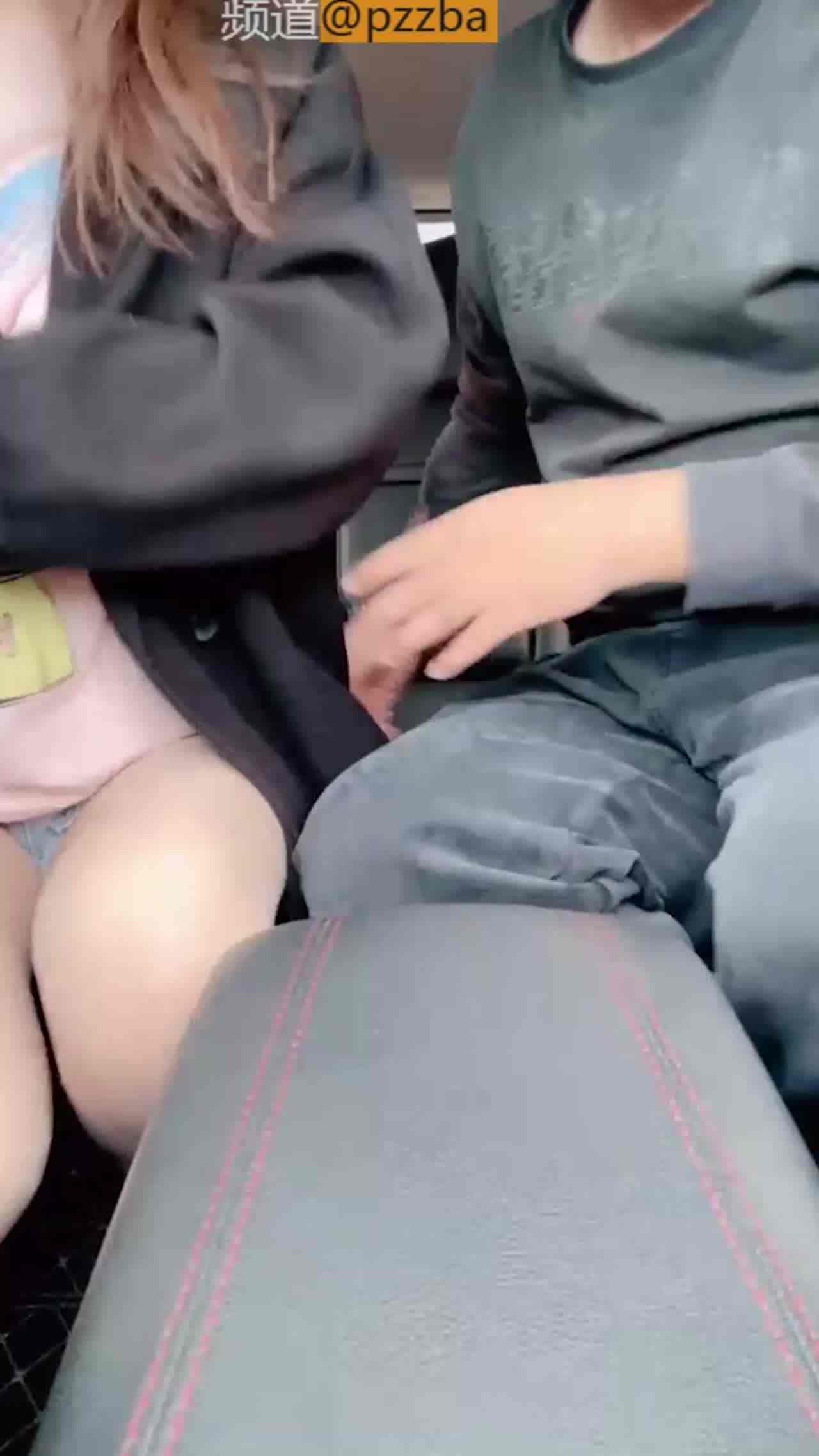  勾搭少妇关上车门根本跑不掉揉捏大奶子激情艹逼车震爽爽爽清晰对话少妇人妻 的剧照2