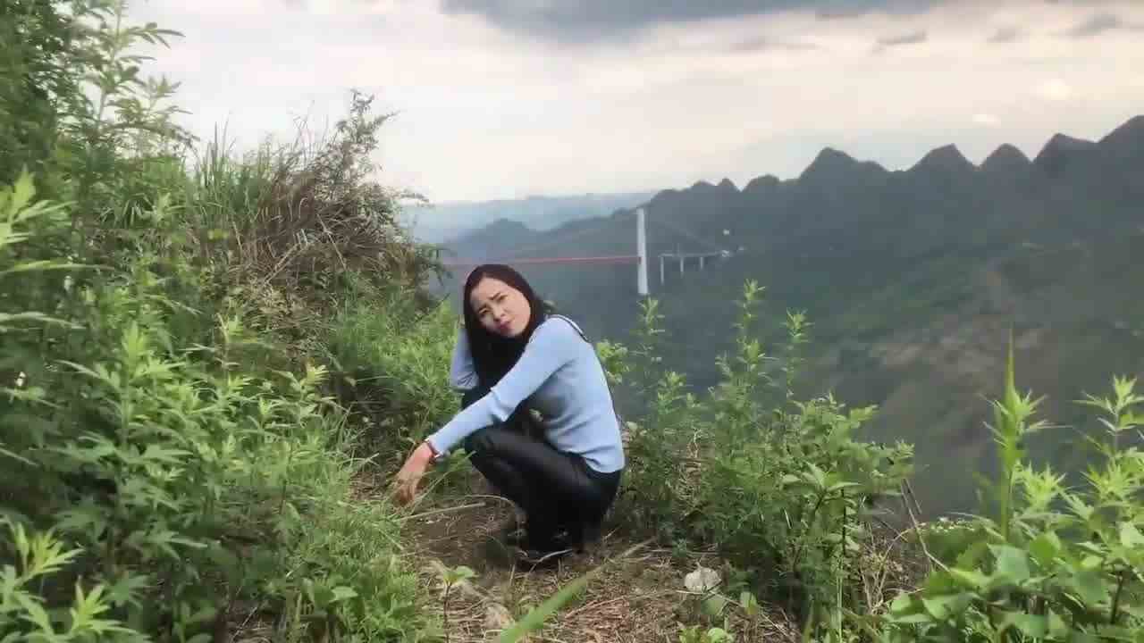  【野外偷情】留守少妇耐不住寂寞，与炮友爬山野战，真TM刺激，浪叫不止，差点被发现 的剧照6