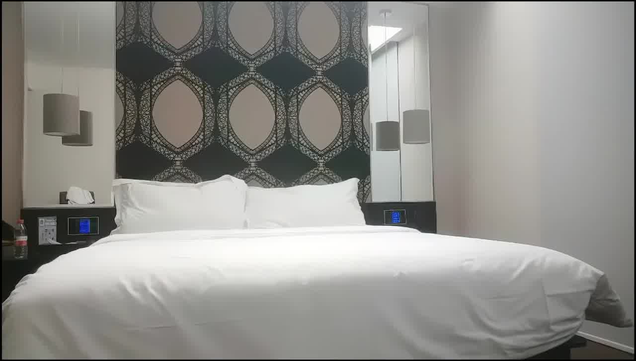  约操温婉可人极品车模，花式啪啪打桩机连操‘啊操死我了’对白精彩，拔套输出，干的妹妹哇哇大哭！ 的剧照9