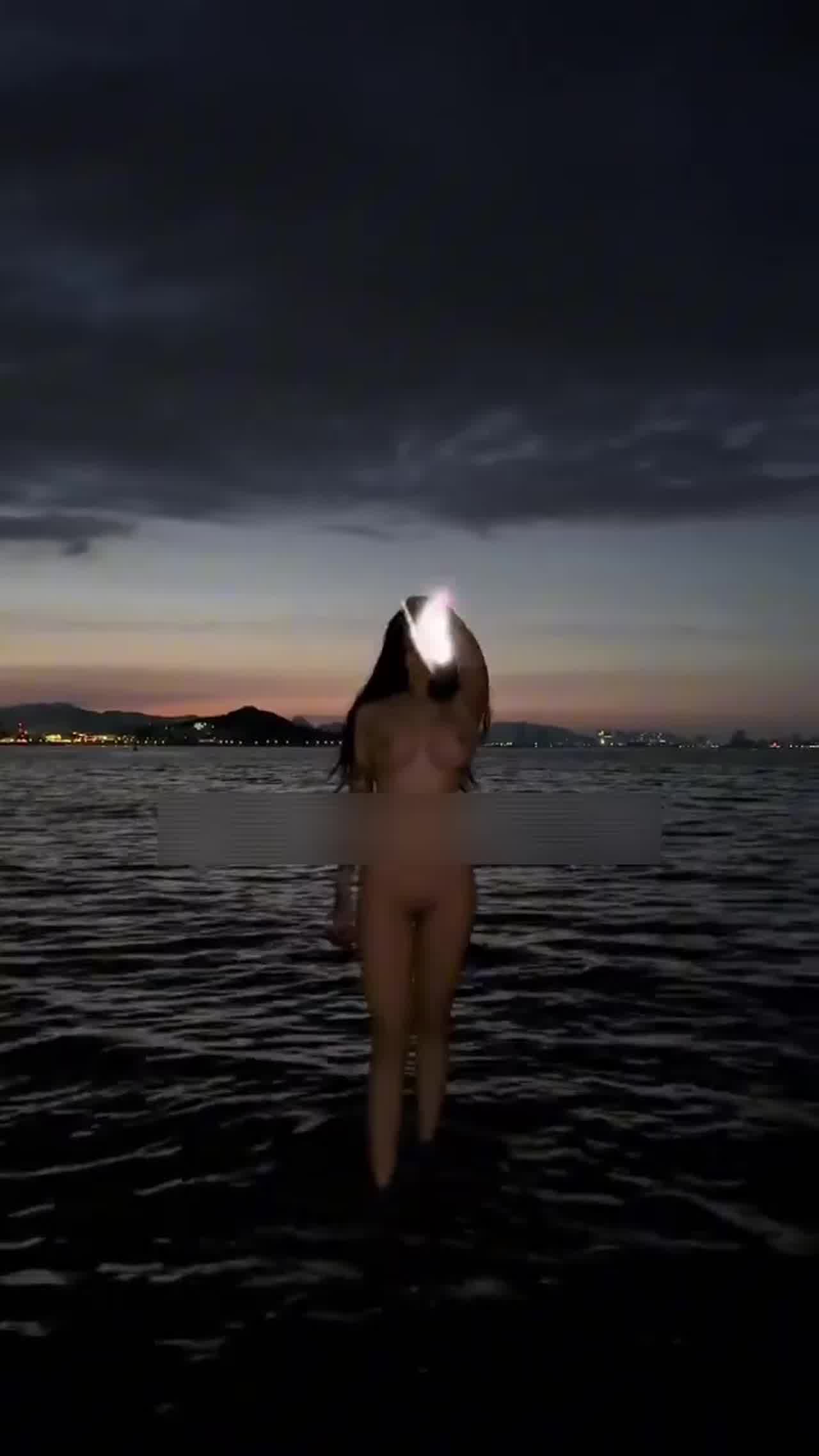  落日余晖下海中裸体的引得沙滩上赶海大哥驻足观看 的剧照2