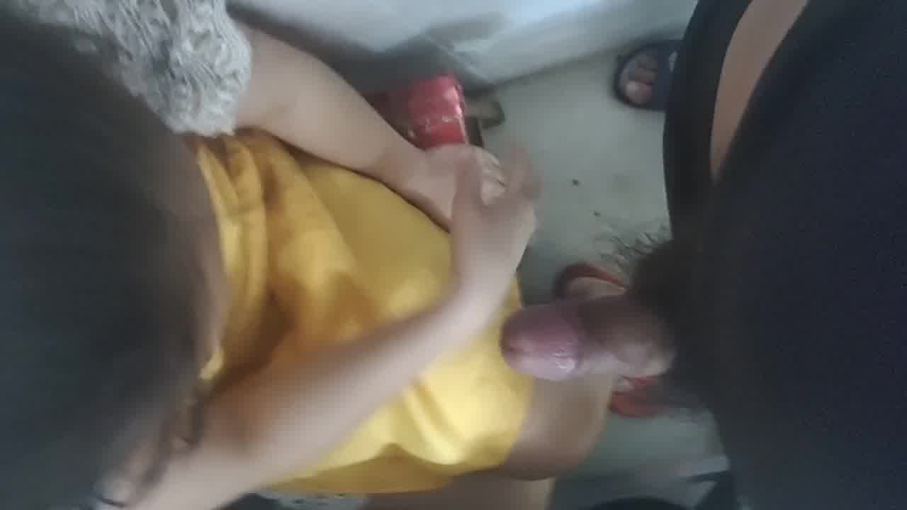  老婆在店里帮口交 的剧照6