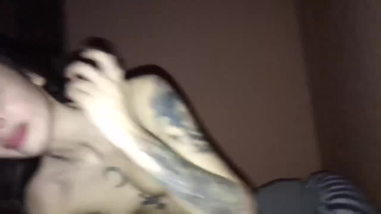  刺青龙纹身的女孩抓着鸡巴激烈的口交 的剧照9