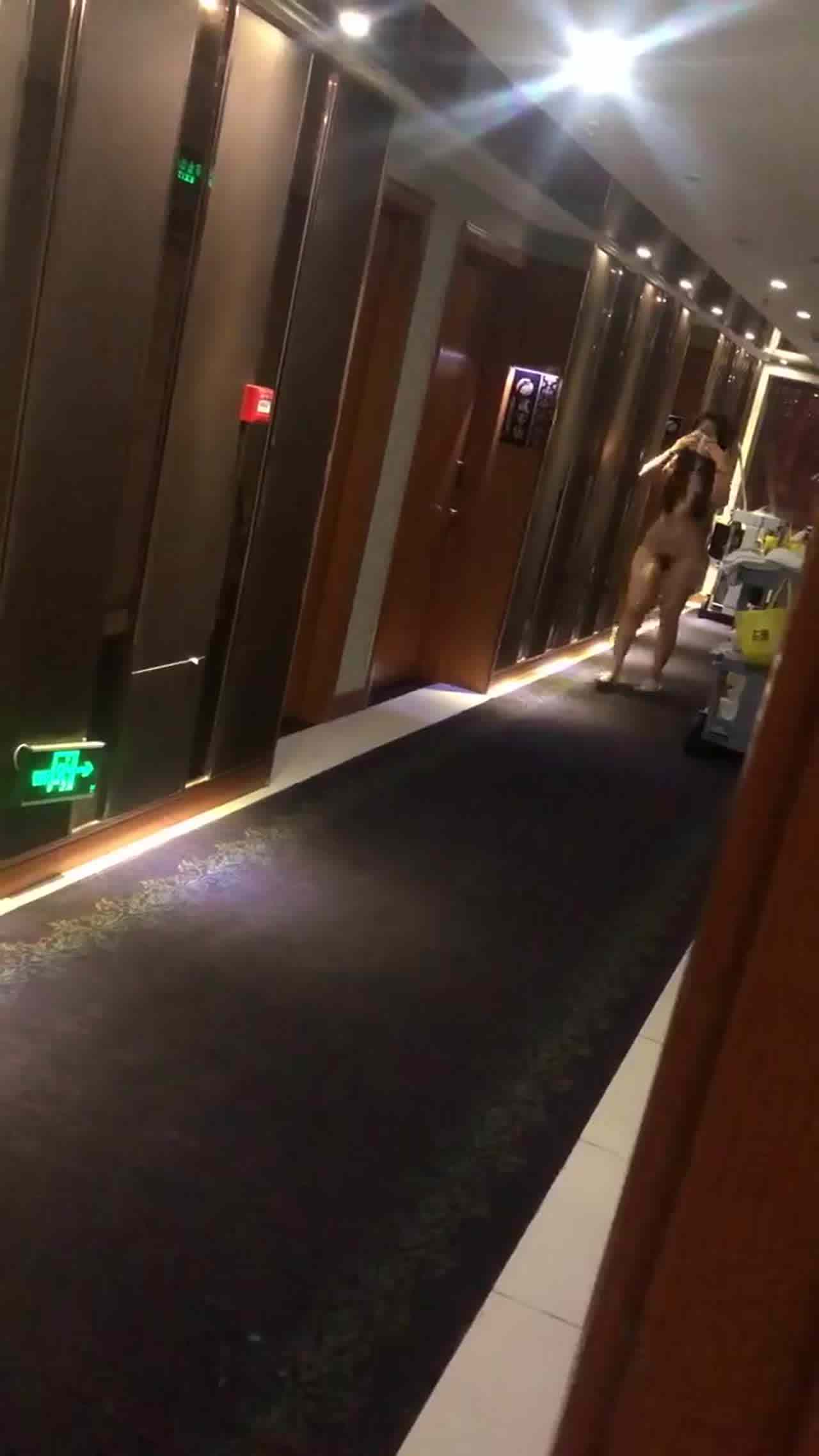  宾馆走廊走秀一圈 的剧照10