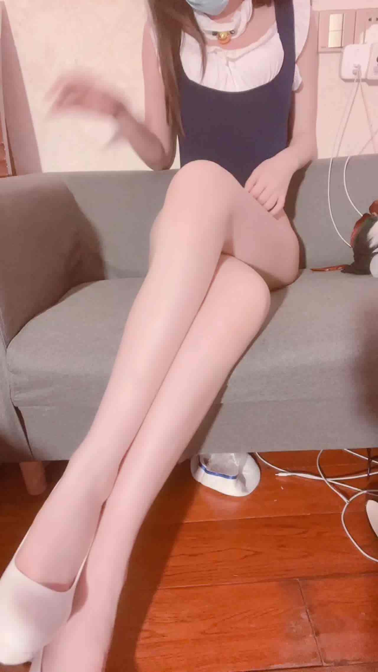  道具爆菊水晶插入骚逼 的剧照2