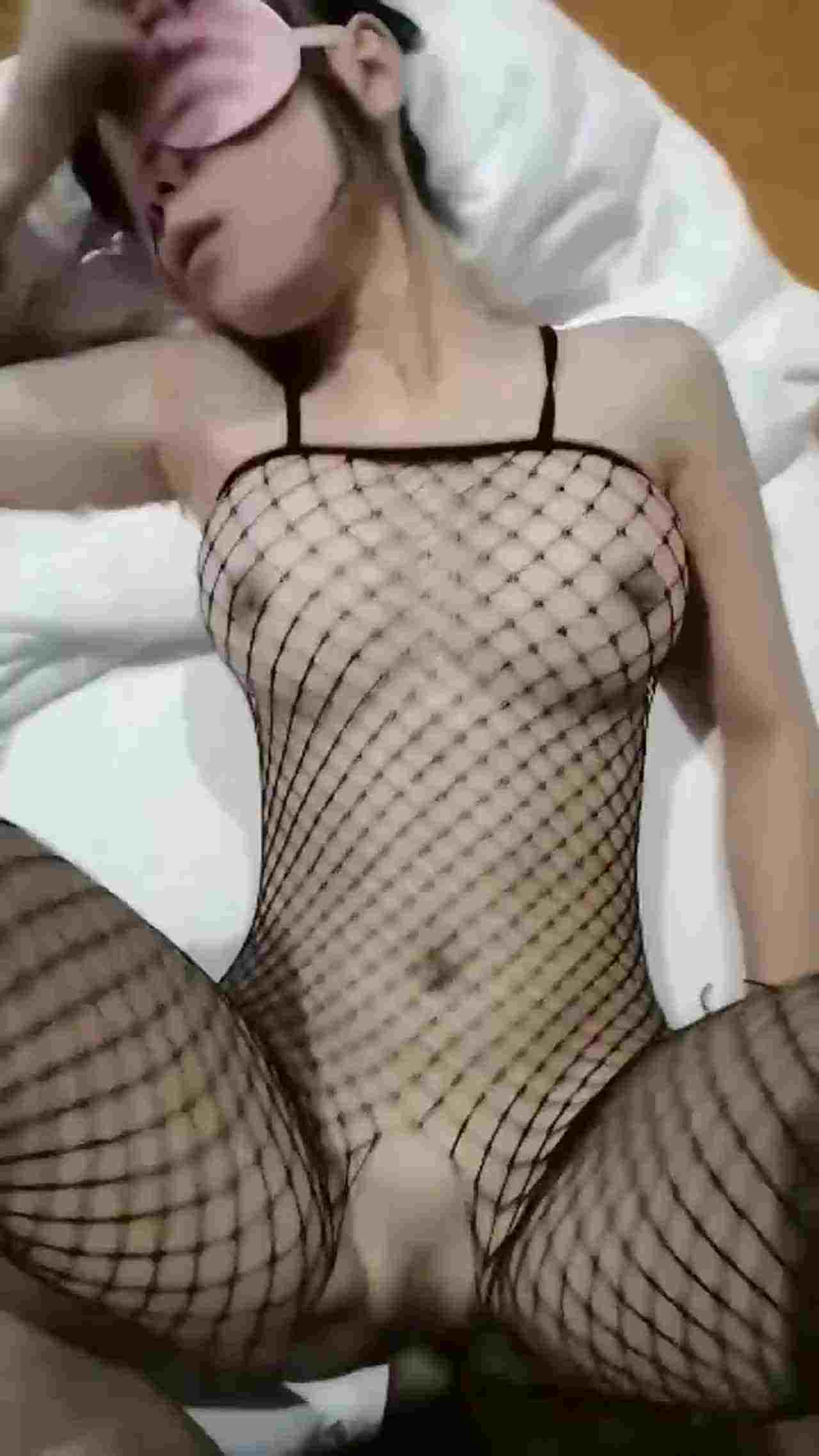  网衣主妇趁孩子不在疯狂做爱 的剧照9