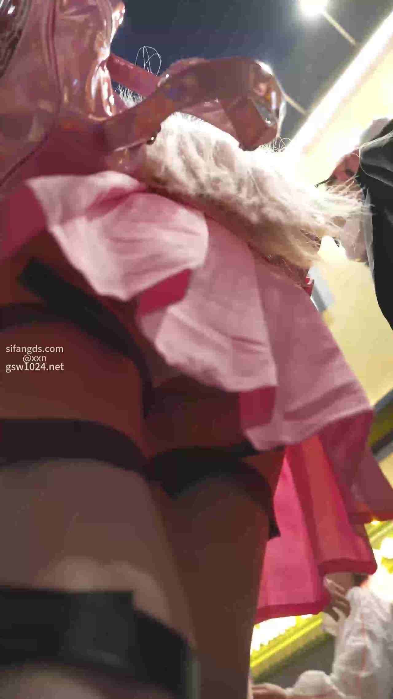  漫展跟着长腿妹纸走，纯白内裤真纯真啊！ 的剧照10